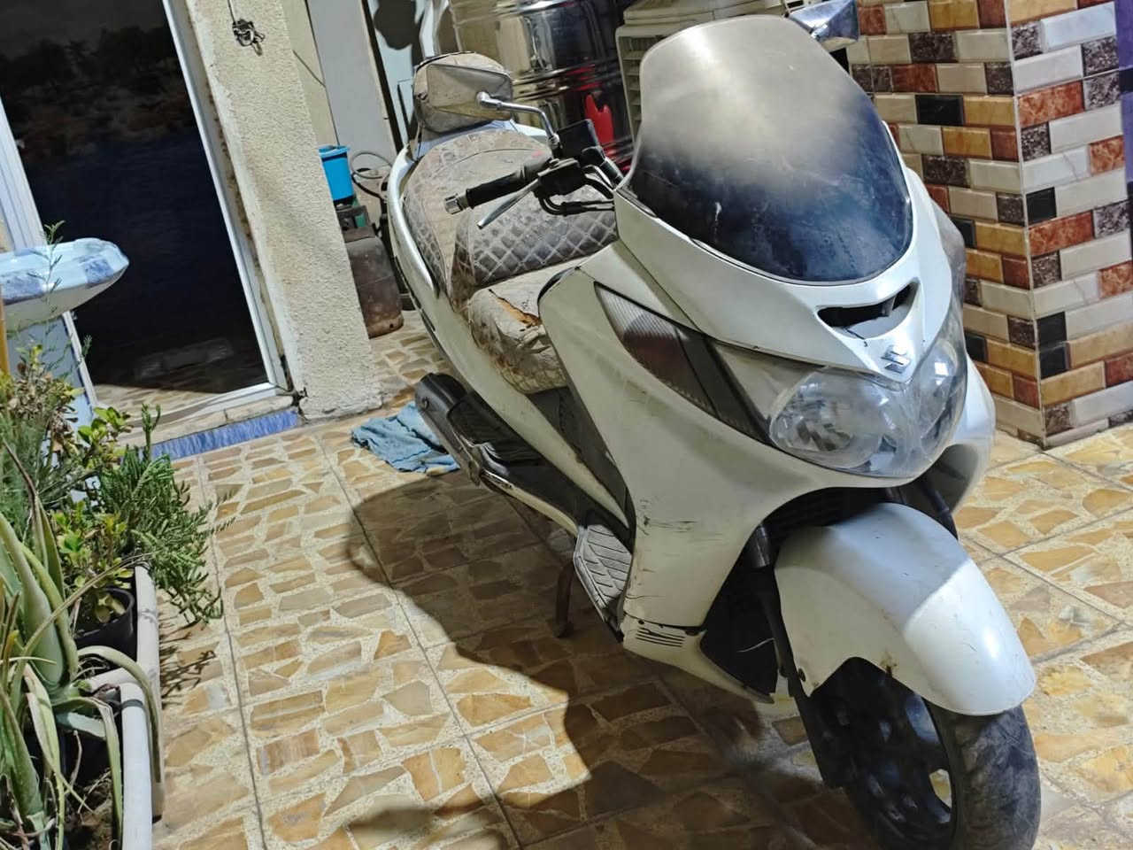 السلام عليكم دراجه للبيع كوم حديد سوزوكي سكاي ويف السعر 250 وبيها مجال للشراي  المكان بغداد الشعب ***********
