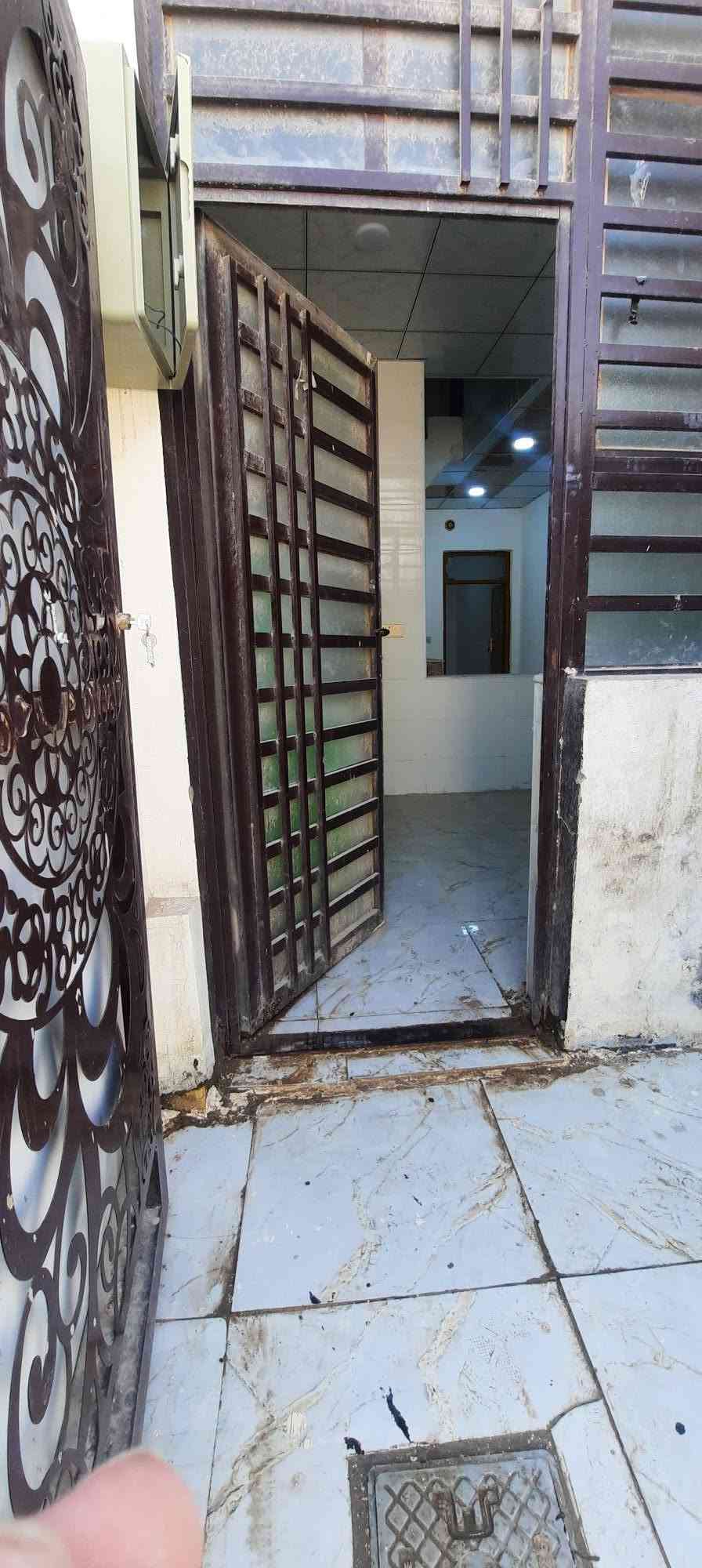 بيت للبيع ٥٠ متر عمود ٣١٧ لجوه بالخط الثاني بعده ما مسكون ١٨ وبي مجال قليل ***********
