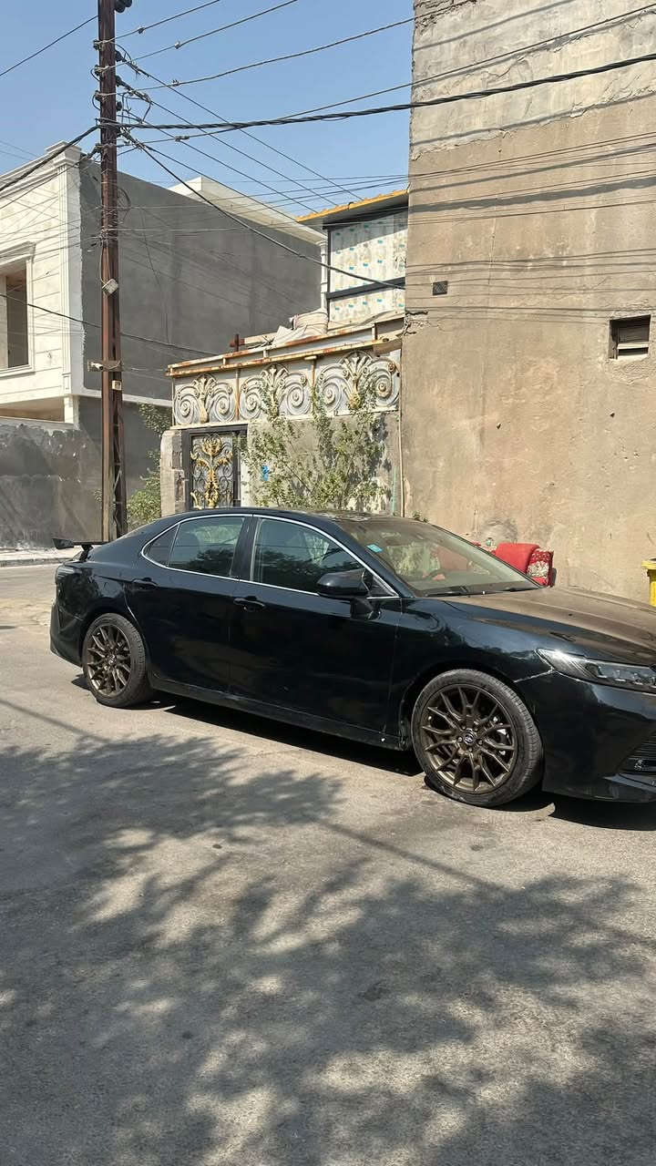 سلام عليكم كامري للبيع مديل 2018 وارد امريكي ضربه من امريكه بس خشم البنيد وصارت عندي ضربه جوه القبق البانزين معجون وصبغ على كد شبر  وبيها طخات بسيطه  والباقي تفاصيل بل صور  
ولبك الايد متغير هيه ولايتاد هم متغير 
ماشيه السياره 210000km
***********
