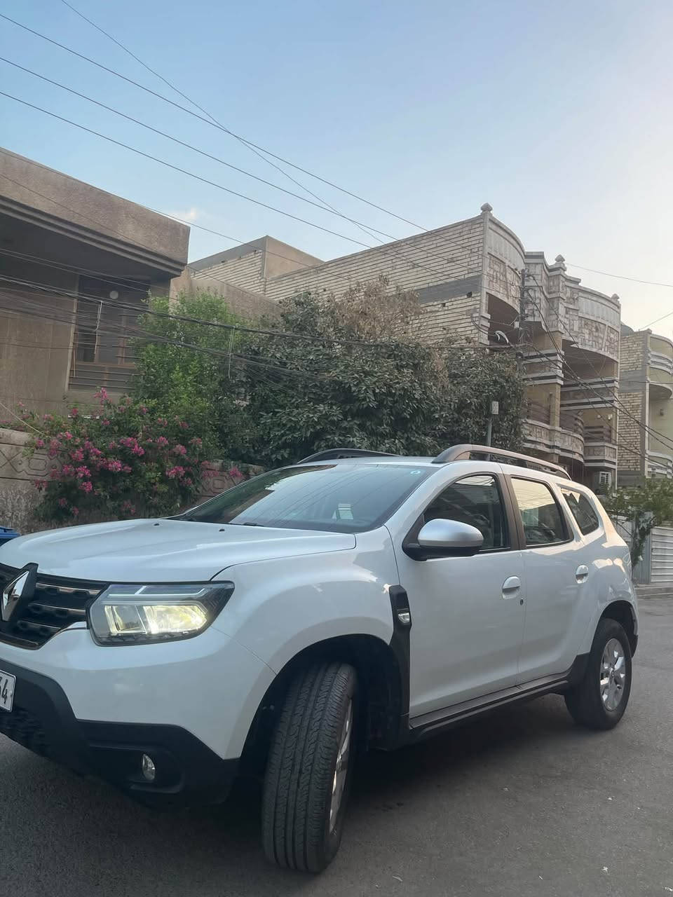 السلام عليكم رينو دايستر 2025 ماشيه 2500km مواصفات لايت زينون  محرك 1600 وكير نيسان تبريد قطعتين امامي خلفي ثلاجه تحكمات ستيرن مثبت سرعه مانع انزلاق مقاعد جلد وقماش شاشه دجتل كار بلي كبيره بصمه دخول ذكي  بعد بيه مواصفات 
سياره كفاله عامه ما عده رصعه خفيفه في جاملغ خلف السايق غير هذا شخط مابيها مكاني بغداد الحريه حي السلام السعر ب125 او مراوس حسب الرغبه الرقم للتواصل ***********
