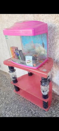 حوض أسماك الزينه بحالة جيده مع كامل الملحقات والميز أو الحامل الزجاجي ...