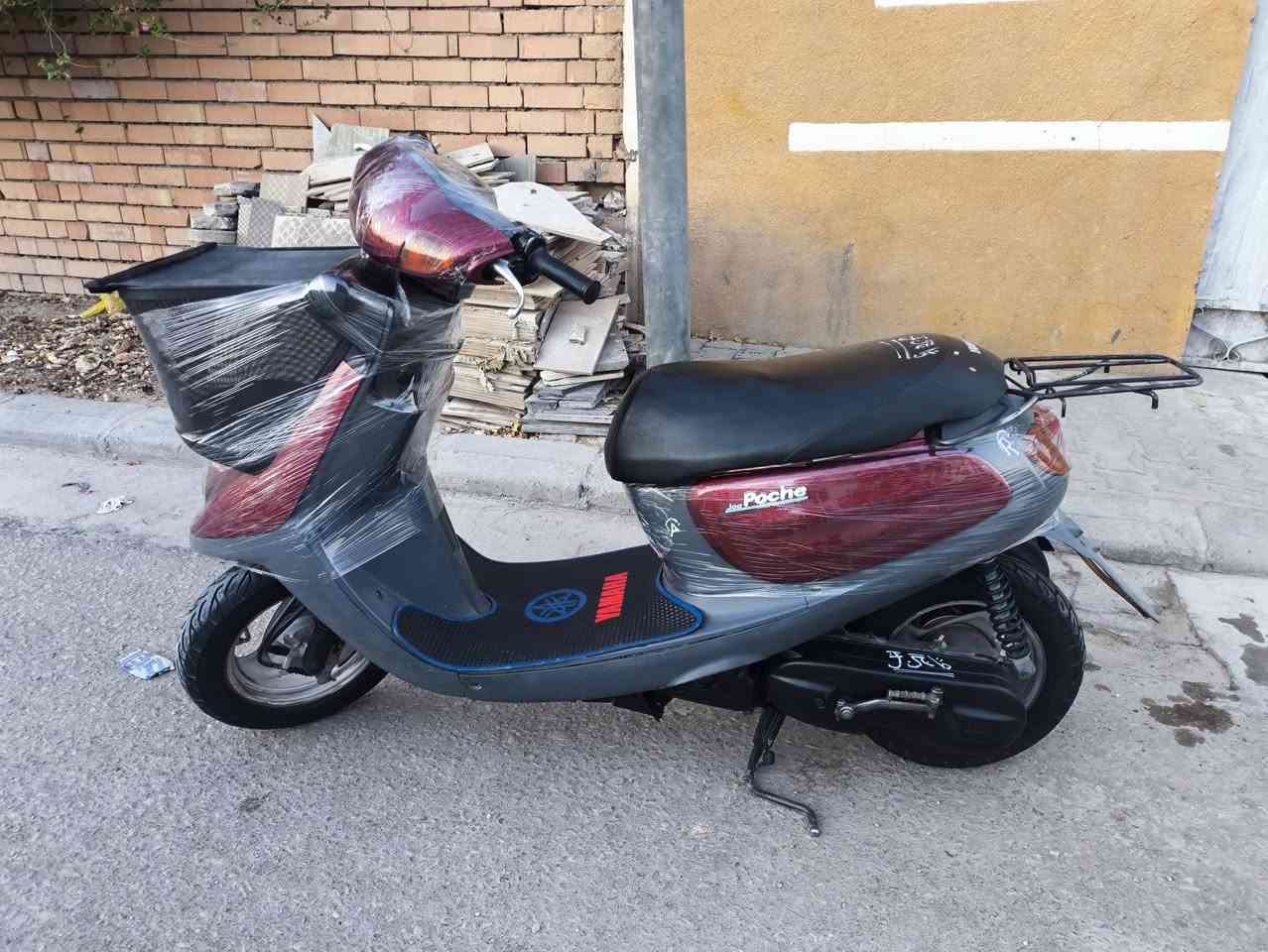 🛵 للبيع | منغولي   ياباني أصلي 🇯🇵
دراجة ياماها  وارد يابان، نظيفة وجاهزة للاستخدام اليومي، اقتصادية بالوقود وعملية داخل المدينة.
المواصفات:
✅ الماركة: Yamaha (منغولي )
✅ الموديل: Aprio (2007) 
✅ بلد المنشأ: اليابان
✅ المحرك: 60cc ثنائي الأشواط (2T)
✅ تبريد هوائي
✅ تشغيل سلف وهندر 
✅ ناقل حركة أوتوماتيك (CVT)
✅ فرامل أمامية وخلفية
✅ استهلاك وقود اقتصادي جداً
✅ خفيفة وسهلة القيادة
✅ مساحة تخزين أمامية
✅ حامل خلفي
الحالة:
✔️ المحرك يشتغل بسلاسة. دراجه حاويه جديدة ابلديه بل كامل  برغي ما مفتوح بيها 
✔️ الهيكل حاويه جديد.
✔️ الإنارة والإشارات تعمل.
✔️ الإطارات بحالة جيدة.
✔️ جاهزة للاستخدام مباشرة.
💰 السعر:( 950) 📍 الموقع: (كربلاء) 📞 للاستفسار: (***********)
