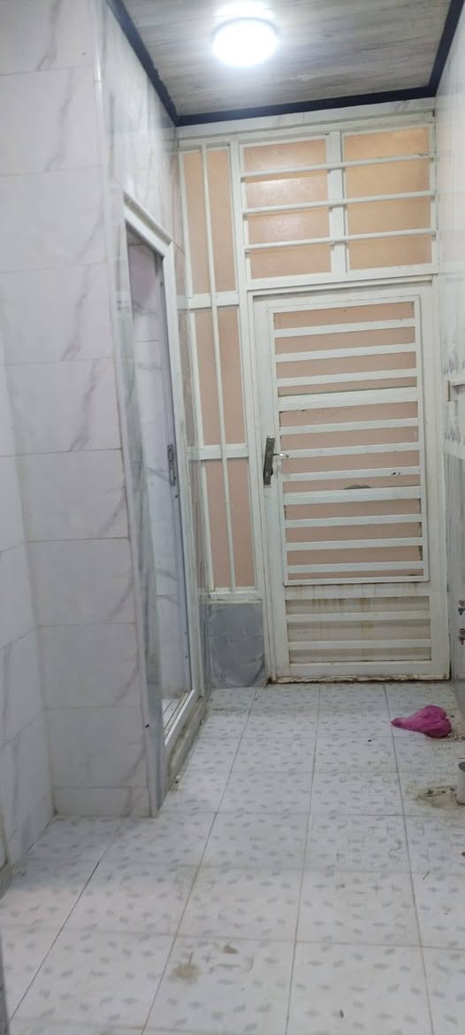 السلام عليكم ...بيت للايجار ١٥٠ متر اربع غرف نظيف ومرتب مكانه حي الجامعه خلف قاعه فورسيزن مقابيل قصر الثقافه  للاستفسار الاتصال على الرقم *********** او على الخاص
