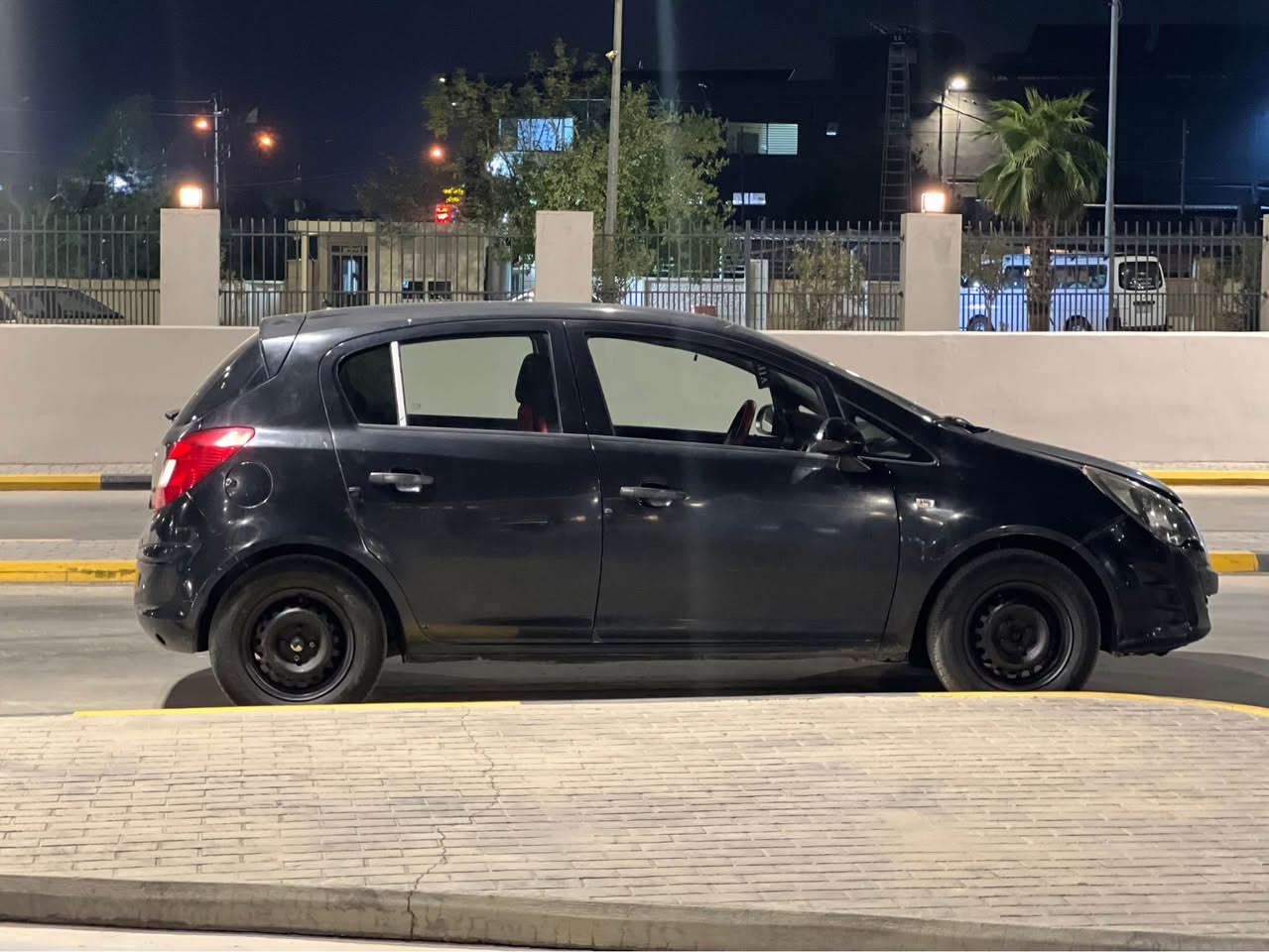 🚗 بۆ فرۆشتن – Opel Corsa D 2014

📅 مۆدێل: 2014
⚙️ گیربۆکس: عادی
⛽ بەنزین
📍 شوێن: هەولێر
💰 نرخ: ٥٨ وەرەقە و تۆزەک مەجال 

🔧 تێبینی:
چامرغی پێشەوە لای سایەق لەگەڵ بۆنیدەکەی بە پارچەی ڕەش گۆڕدراوە.

✅ بە مەرجی ئەوەی ژوورەوەی ئۆتۆمبێلەکە هیچ گرتنێکی نەبێت.

📩 بۆ زانیاری زیاتر یان بینینی ئۆتۆمبێلەکە، پەیوەندی بکەن بە ***********
تەنها کڕیاری جددی.

🚗 للبيع – Opel Corsa D 2014

📅 الموديل: 2014
⚙️ ناقل الحركة: عادي 
⛽ بنزين
📍 الموقع: أربيل
💰 السعر: 5,800 دولار

🔧 ملاحظة:
تم تبديل الرفرف الأمامي مع قطعة من البودي بقطعة سوداء.

✅ بشرط أن تكون السيارة من الداخل بدون أي ضرر أو ضربة.

📩 للمزيد من المعلومات أو لمعاينة السيارة، التواصل ***********
التواصل للجادين فقط. أربيل, العراق
