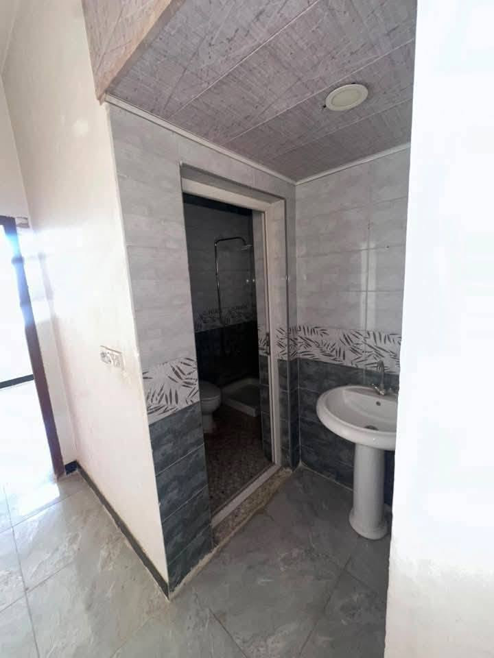 أكيد حبيبي، هذا المنشور مرتب وجاهز للنشر:
🏠 بيت للإيجار – حي السلام / النجف الأشرف
📐 المساحة: 75م²
🏠 ركن – طابقين
📍 قرب الشقق، خلف الشارع العام
💰 الإيجار: 450 ألف دينار شهرياً
💵 المقدّم: 4 أشهر
🔹 الطابق الأول: غرفة + صالة واستقبال + مطبخ + مجموعة صحيات.
🔹 الطابق الثاني: غرفتين + صالة + مجموعة صحية.
📞 للاستفسار:
***********
***********
🏢 مكتب الحمداني
نستقبل جميع العروض بيع وشراء ورهن وإيجار ومقاولات عامة
#بيت_للإيجار #حي_السلام #النجف #عقارات_النجف #إيجار_بيوت #مكتب_الحمداني
