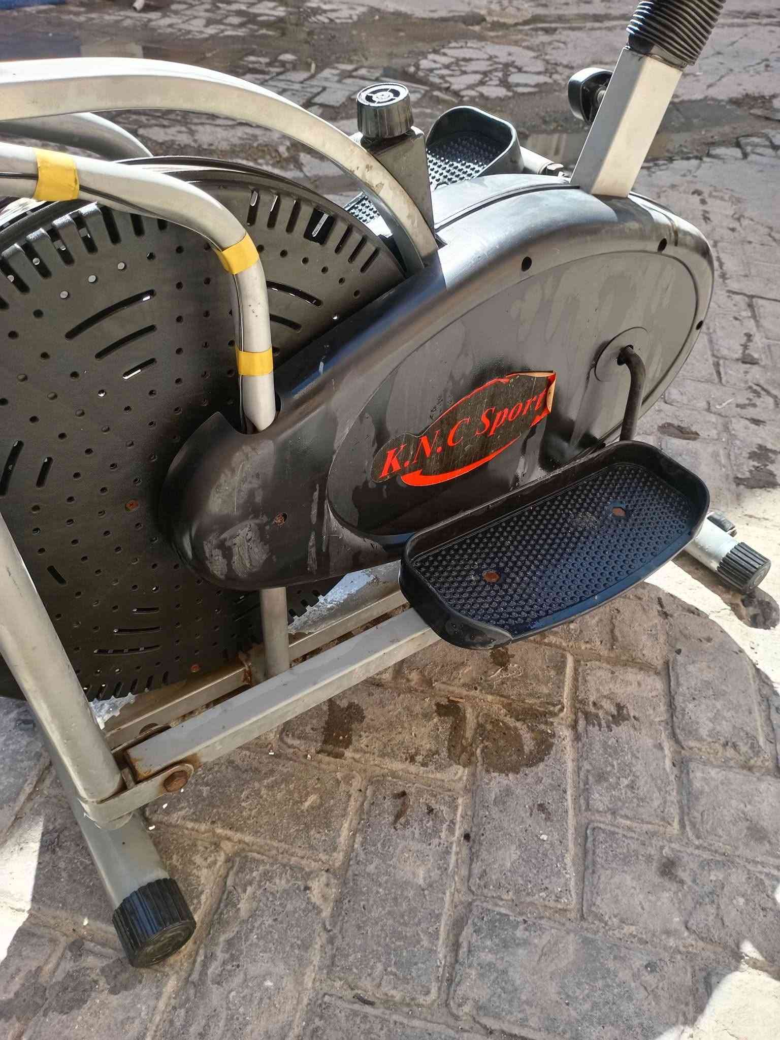 ميز طعام خشب كبير ب50
صوبه نفطيه صالون ب60 وبيها مجال
صوبه حمره ب30
طباخ 4 عيون ب55
جهاز رياضي اوبتكال بي مشكله من الشمس تعبان البلاستك ويه ب30
جهاز رياضه سكس باك ب50
كرسي حمام جديد لكبار السن ب10

والاغراض بيهن مجال للشراي
مكاني اعظميه للتواصل ***********
