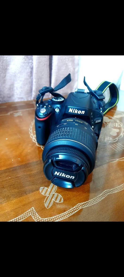 كاميرا نيكون Nikon D5100
شتر قليللل جدا يعني استخدام قليل بشكل مقارب للجديد نظافة 99% اذا مو 100% اصلاً 

- دقة 16.2 ميغابكسل.
- مستشعر CMOS بحجم APS-C (DX).
- تصوير فيديو Full HD 1080p.
- شاشة متحركة قياس 3 إنج.
- نظام تركيز تلقائي بـ 11 نقطة.
- تصوير متتابع بسرعة 4 صور بالثانية.
- حساسية ISO من 100 إلى 6400 (قابلة للتوسيع إلى 25600).
- تدعم التصوير بصيغتي JPEG و RAW.
- فلاش داخلي مدمج.
- مدخل مايكروفون خارجي.
- تدعم بطاقات SD / SDHC / SDXC.
-  وياها العدسة الأصلية 18-55 .
وياهه كل الملحقات الجنطة والحزام والبطارية والشحن الاصليات مال شركة نفسهه وحته عقد شراء من الشركة نفسها عندي 
سعرهه مناسب جداً وبيها مجال للجاد متواجد واتساب فقط *********** 

الكاميرا مناسبة للتصوير الفوتوغرافي وتصوير الفيديو . الكاميرا جوكر حرفياً تفيد المحترف تفيد المبدئ وتشتغل وياك فيديو وصور بدقة خرافية.
