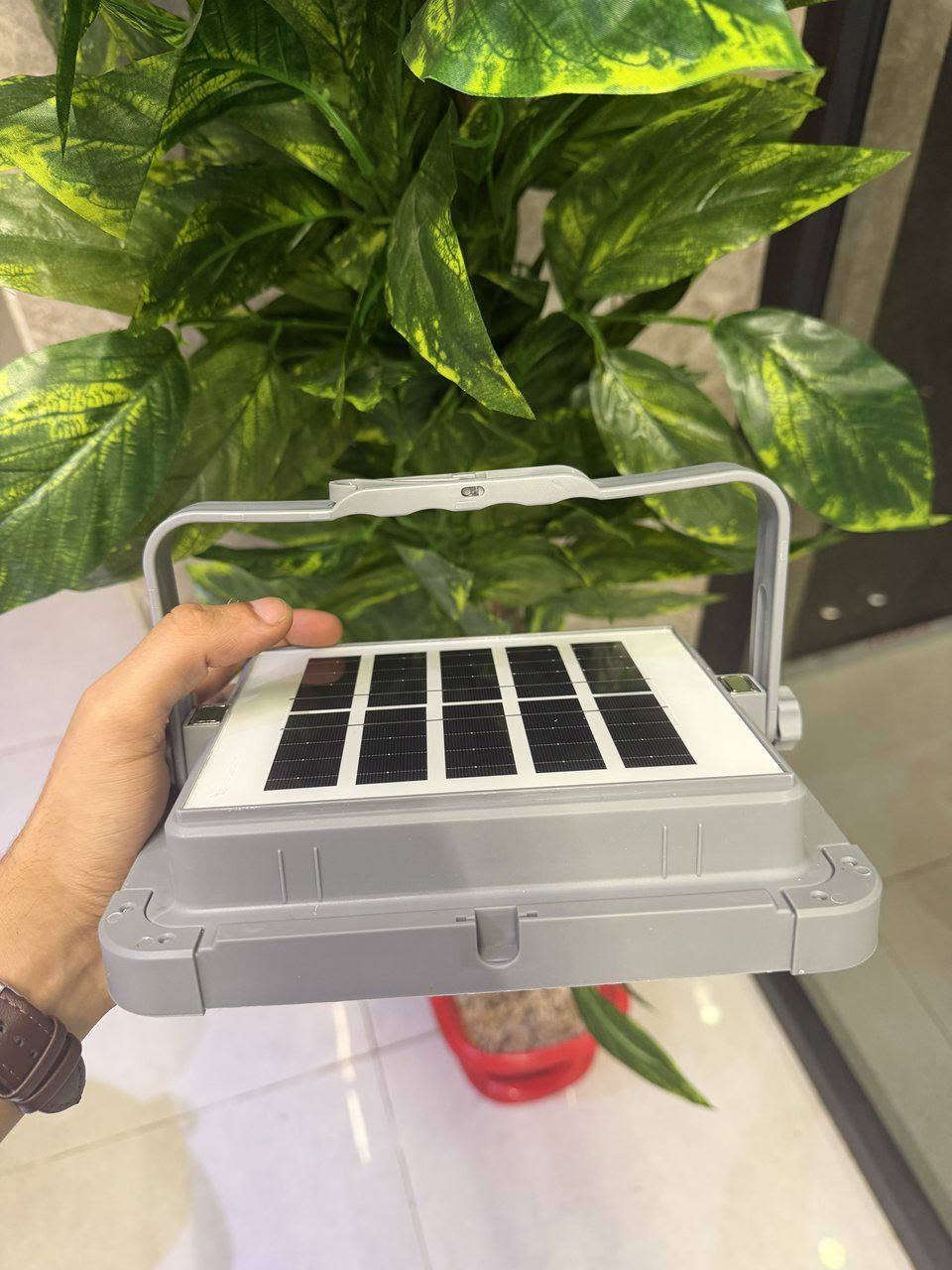 ★إنارة قوية بدون كهرباء. 

★كشاف LED شمسي بقدرة 300W، يشحن من الشمس ويعطيك إضاءة قوية للمكان بالليل 🔥

✔️ #يعمل بالطاقة الشمسية. 
✔️ #بطارية تدوم لفترة طويلة. 
✔️ #مقاوم للماء والغبار IP66.
✔️ #قابل للتعديل حسب اتجاه الإضاءة. 
✔️ #مناسب للحدائق، الكراجات، الساحات والمزارع. 
✔️ #يحتوي على منفذ USB للشحن
✔️ #إضاءة LED قوية وموفرة للطاقة

#ركّبه وخلي الشمس تتكفل بالباقي ☀️💡
اطلبه هسه وخلي مكانك منوّر حتى بأوقات انقطاع الكهرباء

السعر : 15 الف. 
توصيل :5 ألاف لجميع المحافظات. 
للتواصل: ***********
