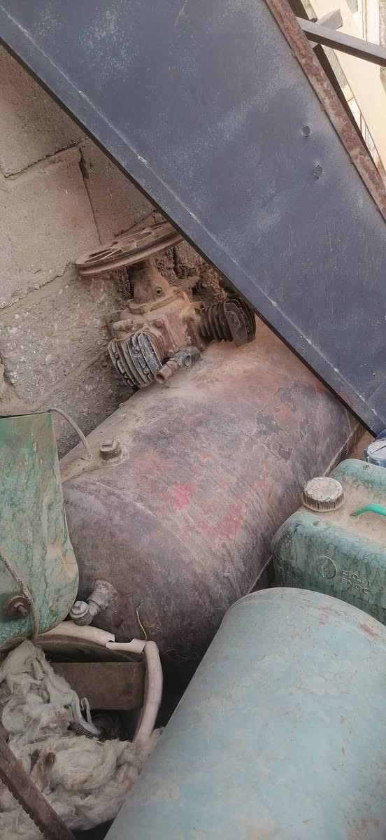 للبيع كمبريسر هوا العدد ٥ قطع معه تاروسات العدد ٨ كامل وغير كامل تاروسات اصليه نوع روسي وانكليزي واحده منهن كامله شغال والباقي بيهن نواقص ***********
