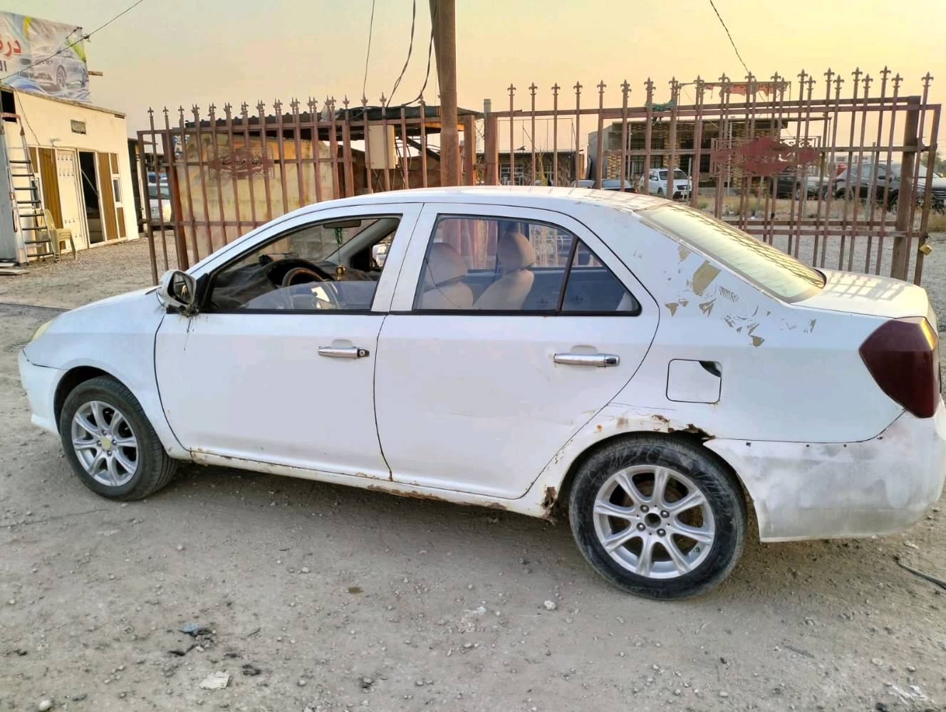 للبيع: جيلي سيدان موديل [2011]
​النوع: جيلي (Geely)
​الطراز: MK
​المحرك: 1.6 لتر، 4 سلندر
​ناقل الحركة: يدوي (مانيوال)
​اللون: أبيض
​اللوحة: بابل القاسم  جمعيه ( العراق)
​حالة السيارة:
السيارة بحالة ميكانيكية جيدة، تعمل وتسير بشكل نظامي. المحرك والجير بحالة ممتازة. السيارة بحاجة لبعض الاهتمام التجميلي البسيط (سمكرة وبويا وتنظيف داخلي) لتصبح بحالة مثالية.
​
​يوجد بعض الصدأ في الرفارف الخلفية كما هو معتاد في هذا الموديل.

كامل الاوراق اصوليه وكامله  وصاحب السياره من اهالي الديوانيه ويمكن التحويل بالاتصال مع صاحب السياره الاصلي ونطيك رقم المالك الاصلي بعد الشراء 

​السعر المطلوب:
25 ورقة 
السعر قابل للتفاوض للجادين بالمعقول.
​
للتواصل والاستفسار:
يرجى الاتصال على الرقم: [***********]
(متوفر أيضًا عبر واتساب)