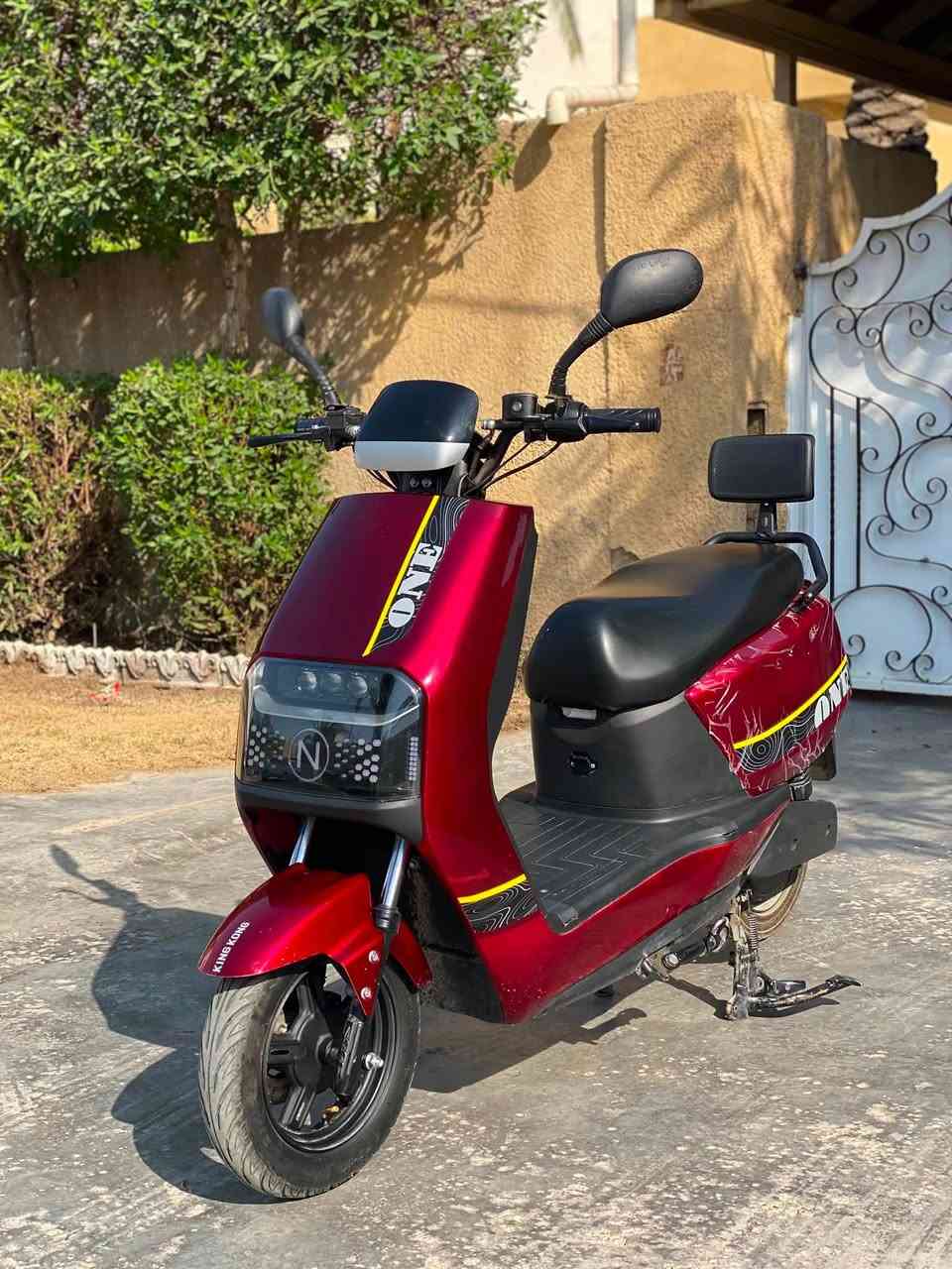 بسم الله الرحمن الرحيم
للبيع سكنس شحن ماركة ONE بحالة جيدة ومواصفات ممتازة:

* نظام P
* نظام بلوتوث
* منفذ شحن
* إشارات يمين ويسار
* لايت عالي، ناصي، ورماش
* قدرة الملف: 1500 واط
* 6 بطاريات جديدة
* الممشى: كيلو ونصف فقط
* يمشي بالشحنة الواحدة من 35 إلى 40 كم
* السرعة الحقيقية: 50 كم/ساعة

السعر: 800 ألف دينار عراقي (قفل)

الموقع: بغداد / العامرية

للتواصل والاستفسار: ***********

الله يبارك للبائع والمشتري، والرزق على الله.
