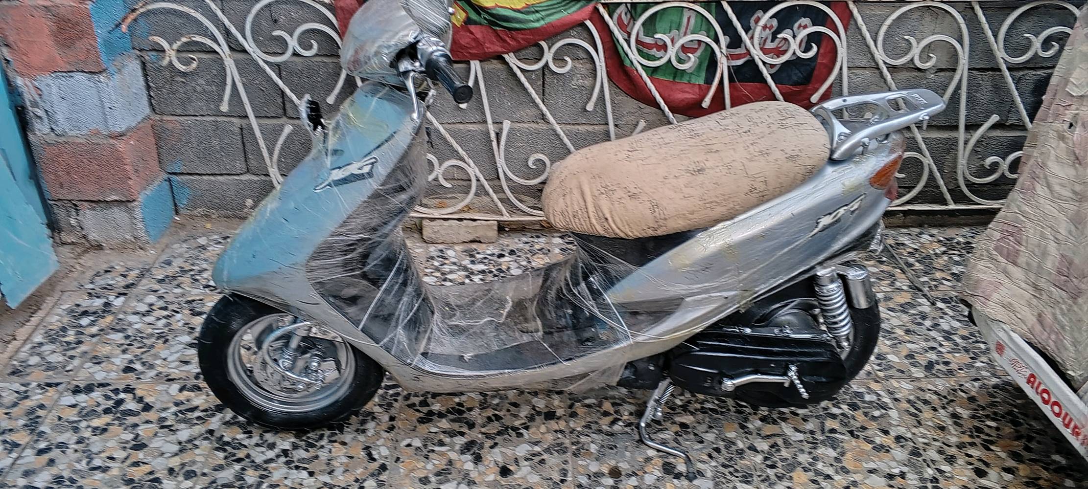 عصفوريه ياماها 60مكينةلا تنقيص ولا تبخير ولا نضوح شغالة نكرة بي وقت سلف هندر كهربيات كلها شغالة كابرتر اصلية كفرات ابلادية  الدراجة مناسبة السعر 300مكاني بغداد شعب *********** الاتصال على الرقم متواجد علا برامج قفل جنطه قفل ستيرن بريك خلفي بريك امامي شغالة كلها الدراجةفقط شراي لاتعبوني