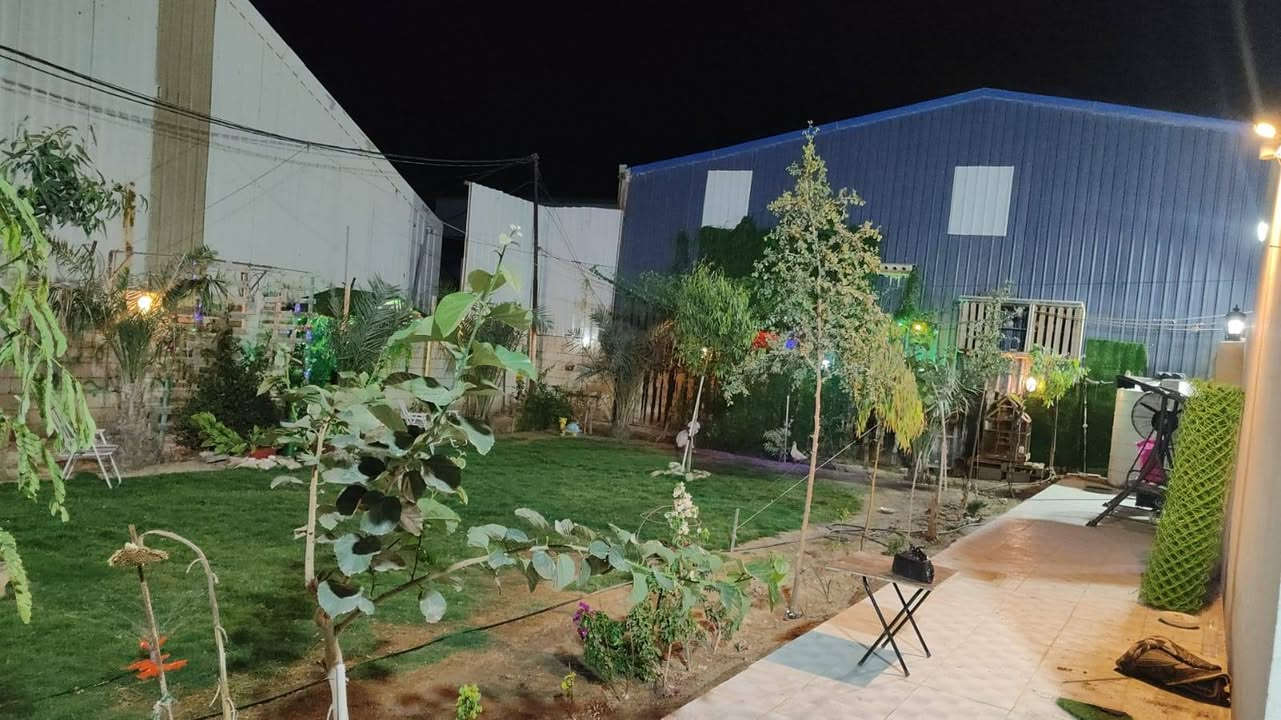 السلام عليكم بيت مؤثث ومزرعه مستقلات  للبيع مساحه 500  بالاضافة الى جملونات مساحه 600 متر تقريبا ومكتب المساحه الكلية للموقع 2300 متر يصلح مكان سكن واستثماري موقع المكان طريق الواحة خلف شركة اصباغ الماس سبب البيع ظروف مالية والله يكفيكم الشر ***********

