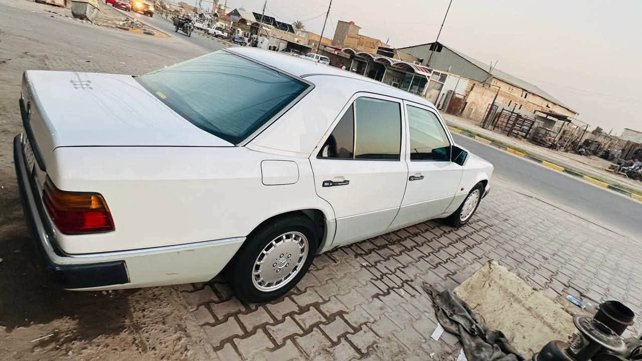 السلام عليكم مارسيدس دب 300 موديل 1991  وارد ياباني بيها كلير چاملغ خلفي ونصف باب السياره بلادي مامحور رقم بغداد بسمي السياره جاهزه وجديده مانقصها اي شي  السعر ((80$))وبيها مجال للاستفسار ***********
