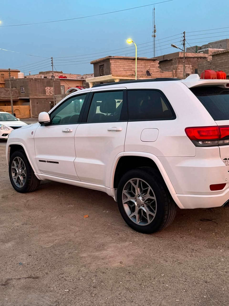 جيب (Jeep) 2018 للبيع – فول المواصفات 🚗
المواصفات العامة:
 اللون: أبيض 
 الرقم: بغداد
 الموقع المعاينة: البصرة - الزبير
🛠️ حالة السياره والضرر .
 الضرر: السيارة بيها ضرر موضح وفحص كامل  (جاملغ وباب خلفي).
 الدواخل: السيارة بدون دواخل (سليمة من الداخل).
 الإيرباك: سليم (بدون إيرباك).
✨ مواصفات وتجهيز السيارة (فول للاخير):
 السقف: بانوراما.
 الإضاءة: لايتات زنون بلادية.
 التبريد: ثلج وشغال 100%.
جوبلس :اربعه جدد.
تخم تاير .
جلد قياده ذاتيه .
 الحدادية: جاهزة وما بيها أي نقص.
 الإطارات: تخم تاير كامل جديد .
💰 السعر وتفاصيل البيع:
 السعر المطلوب:235 ورقه . وبيه مجال بسيط للطيبين.
 ملاحظة: التفاوض كلش قليل بالسيارة، يعني الشراي ما راح يتعب عليها.***********
