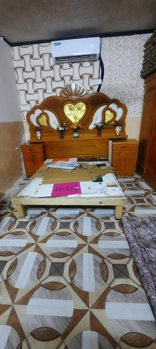 @الجميع
اخشاب للبيع تخت ومراية نظيفات حيل مدة الاستخدام شهرين السعر خاص او اتصل على  اسيا *********** او كورك ***********

