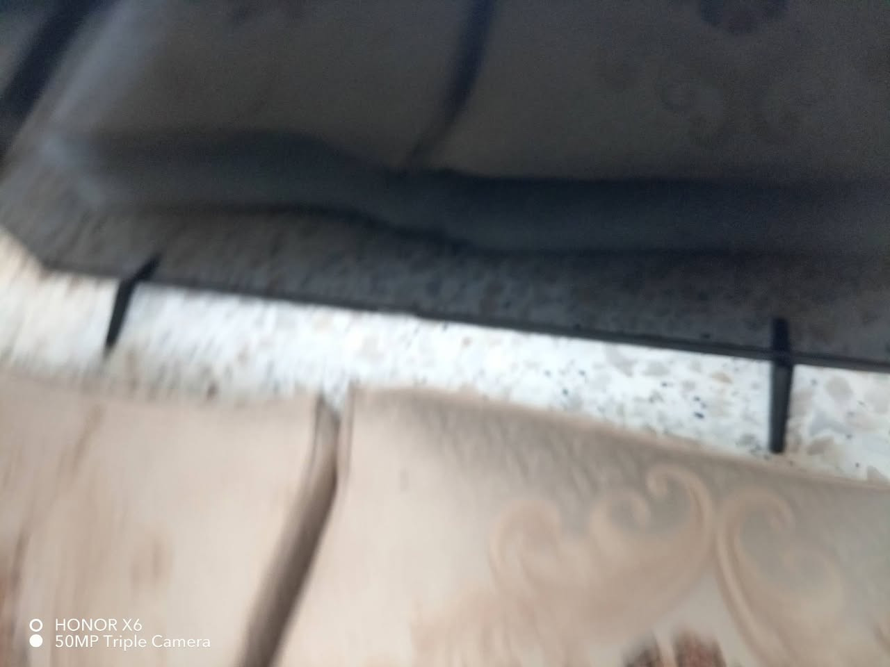 بلازمه حديثه للبيع سعره 180 و يوجد اثاث بيت ثلاجه وطباخ كله كسر فلين لتواصل مع هذا الرقم  ***********

نص مكتوب في الصور:
- HONOR X6
- 50MP Triple Camera
- O HONOR X6
- O 50MP Triple Camera