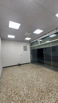 المحل للإيجار  مقابل مدرسة الارتقاء قرب شارع جامعة الكفيل 07754111663
