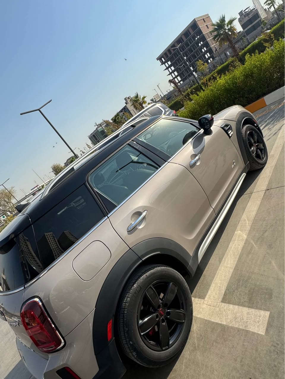 Mini copper country man 2022
ميني كوبر كانتري مان ٢٠٢٢ فول فول مواصفات 
السياره لوينين صحراوي سقف اسود 
سقف بنوراما 
كوشنات جلد 
تحكم ستيرن 
گير اوتو 
بصمه 
شاشه 
كامرا وحساسات خلفيه 
اوتو هولد 
سايد بريك بصمه 
تبريد قطعتين 
٥ مودات للقياده 
السيارة 4*4
سياره فول واعلى مواصفات بفئتها 
ماشية ٣٣ الف كيلو متر حقيقي 
صبغ قطعه واحده فقط ربع بنيد
السعر ١٩٣ ورقه 
السياره بحاله جيده جدا ونضيفه وجديده مثل ما موضحه بالصور
للتواصل *********** السليمانية, العراق
