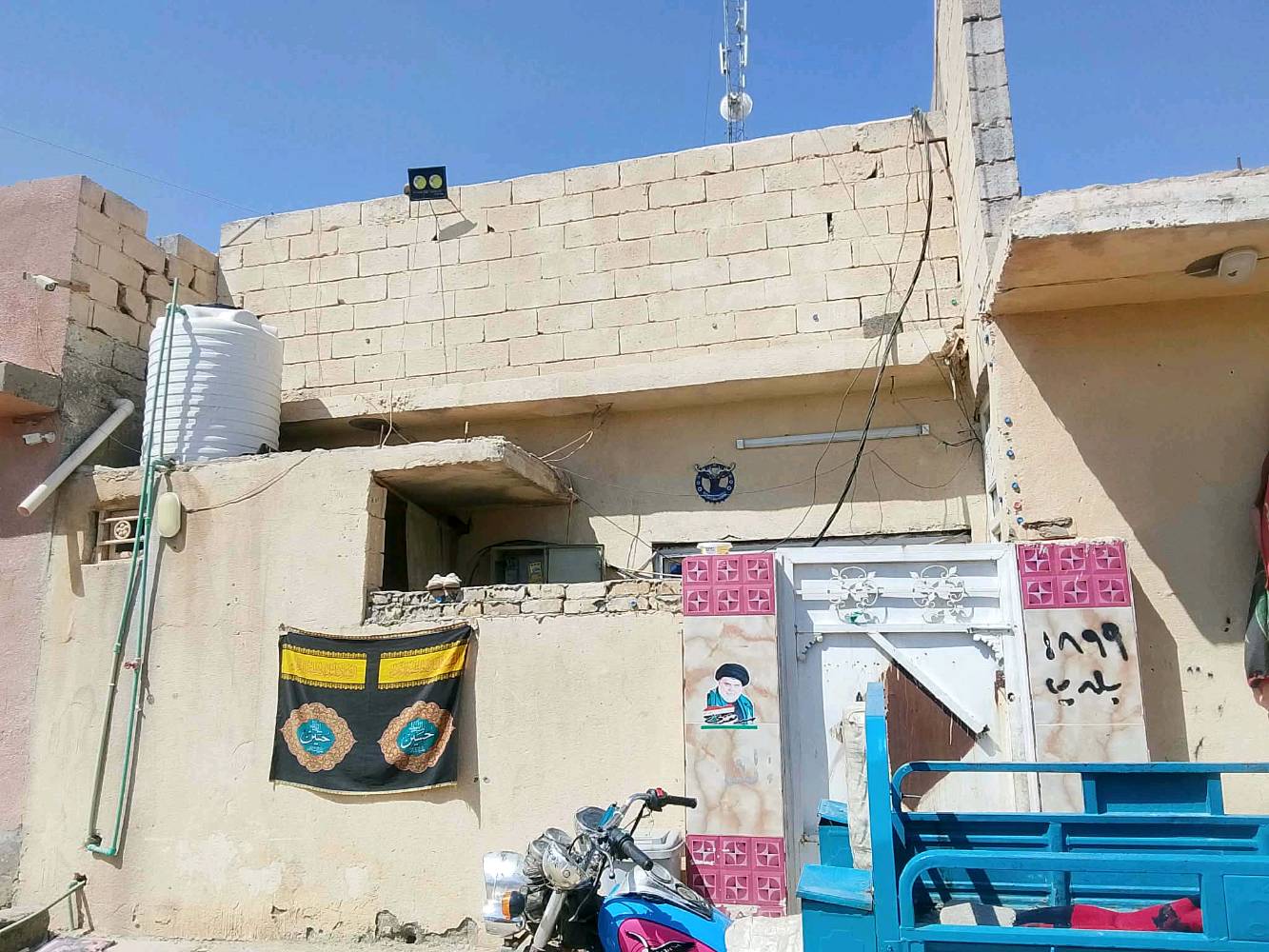 السلام عليكم بيت للبيع المساحة 100 مربع هول وستقبال وغرف نوم 3 وحده جوه كامله وثنين فوك مكاملات عنص تواليت خارجي المكان كوت حي الحكيم الدبيه الزراعيه نزلت عميد جادر مقابيل افران العلم السعر25وبي مجال للاستفسار اكثر رقمي ***********
