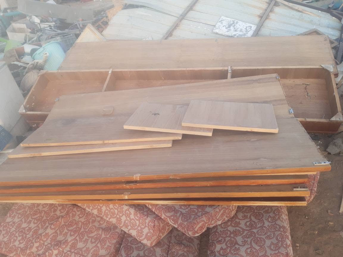 ثلاجه اربع بيبان نضيفه شغاله السعر 450 وبيه مجال 
كنتور 5 بيبان السعر 175 وبيه مجال 
بوفيه يرادلهه قفاله السعر 125 وبيه مجال 
جربايه نضيفه السعر 35 
الاستفسار اتصال على الرقم *********** ملاحظه اتصل على الشريحه عمارة, ميسان
