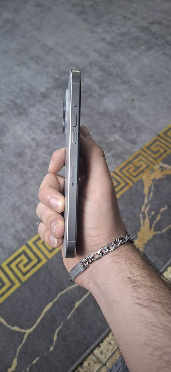 السلام عليكم 15 برو ماكس عزبي شرق اوسط ماستر ثلاث ايات AAA بطاريه 90 مبدل ضهر فقط والباقي مكفول للتواصل *********** واتساب فقط
