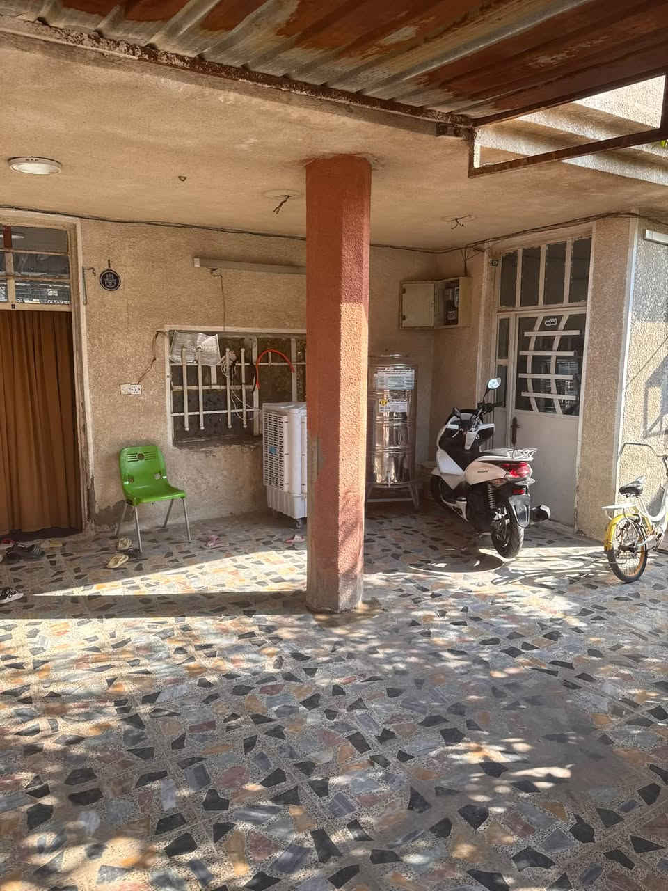 للبيع بيت ارخص من سعر الگاع العنوان سبع قصور شارع ابو علي رابع باب عن الشارع قرب جامع الحمزه مساحة 200  واجهه 10 نزال 20طابقين 4 غرف نوم+استقبال+3 حمامات + صاله كبيره+ كراج للاستفسار اتصال *********** غير متواجد على الفيس بوك اتصال فقط
