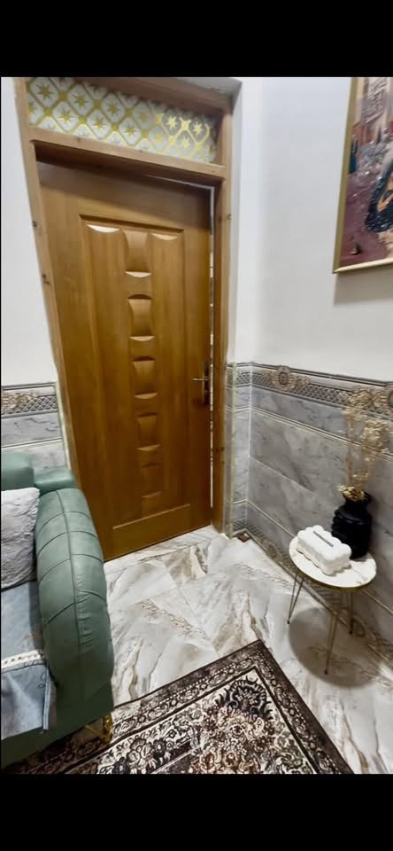 السلام عليكم عندي بيت بال3000 الاسكان الصناعي نهايه النزله الثانيه ثاني بيت عن الشارع الرئيسي نزله ال بو فياض البيت خلفي كونكريت بناء 2025 يتكون من ديوانيه وصاله ومطبخ وغرفه نوم ومنور وصحيات خارجيه وداخليه البيت يحتوي علئ خط مولد وتانكي وماطور جاهز للسكن للاستفسار *********** ايجاره 300 الف
