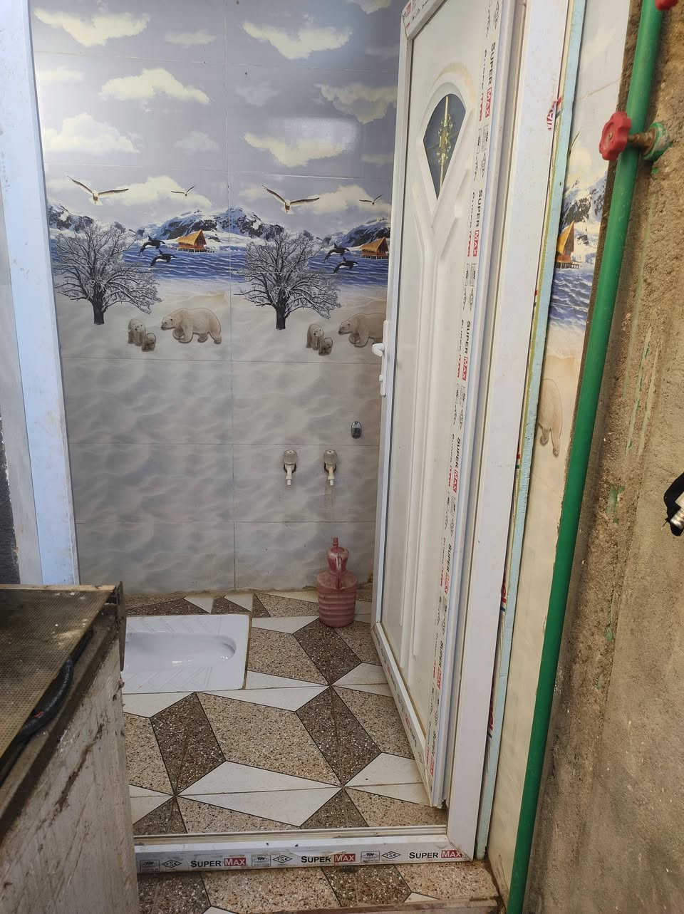 السلام عليكم بيت للبيع زديناويه الناحيه اور حي الرحمن المساحه 100 ماي مجاري كهرباء بناء بلوك كهربائي صب كونكريت السعر 36 بي مجال ***********
