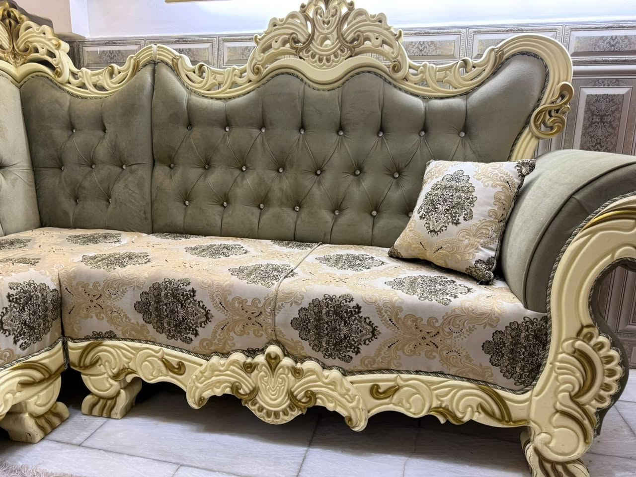 مرحبا 
عدنه ديوان تصميم خاص و خشب صاج و احسن نوع قماش و ظهره هم مغلف 
جديد و نظيف جدا 
مابي ضرر
صار علينه ب ٣ ونص 
و نريده بربع السعر 
و هذا رقمنا 
***********
و عنوانة النجف حي المهندسين 
و هاي صورة
