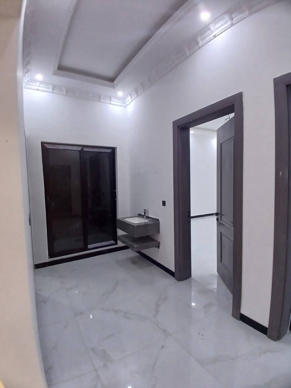 🏡👑 تحفة سكنية فاخرة للبيع | تكريت – القادسية 👑🏡
✨ دار زيرو بتصميم راقٍ وتشطيب فاخر – جاهزة للسكن ✨

📍 الموقع: تكريت – القادسية – حي الضباط
⭐ موقع استثنائي قريب جدًا من السايدين
🛣️ شارع 15م

📐 مساحة الأرض: 300م²
📏 الواجهة: 10م × 30م
🏢 البناء: طابقان

💎 تفاصيل الدار الفاخرة:

🔸 4 غرف نوم بتوزيع مريح ومدروس
🔸 استقبال أنيق للضيوف
🔸 صالة واسعة بتصميم عصري
🔸 مطبخ حار وبارد
🔸 منوران لإنارة وتهوية مثالية
🔸 شبابيك ألمنيوم سحب
🔸 3 مجاميع صحية
🔸 نظام إنترنت وكاميرات
🔸 واجهة حجر فخمة تضيف هيبة وأناقة للدار
🔸 الدار بالكامل سحب وتشطيب بمستوى راقٍ
🔸 تفاصيل وتشطيبات مختارة بعناية لتناسب الباحثين عن الفخامة والرقي

━━━━━━━━━━━━━━ 💠 موقع راقٍ + مساحة مميزة + بناء فاخر
💠 فرصة مثالية للسكن والاستثمار في واحدة من المناطق المطلوبة في تكريت ━━━━━━━━━━━━━━

📞 للاستفسار والحجز:
***********
***********

🏢 مكتب أرض الأحلام للعقار – تكريت
📍 شارع الأربعين – قرب فندق بلازا

🔑 متخصصون في بيع وشراء الأراضي والدور السكنية والعقارات التجارية
📍 تكريت وجميع محافظات العراق

#أرض_الأحلام_للعقار #تكريت #القادسية #حي_الضباط #دار_زيرو #دار_فاخرة #دار_للبيع #عقارات_تكريت #عقارات_العراق #بيت_للبيع #فخامة_ورقي
