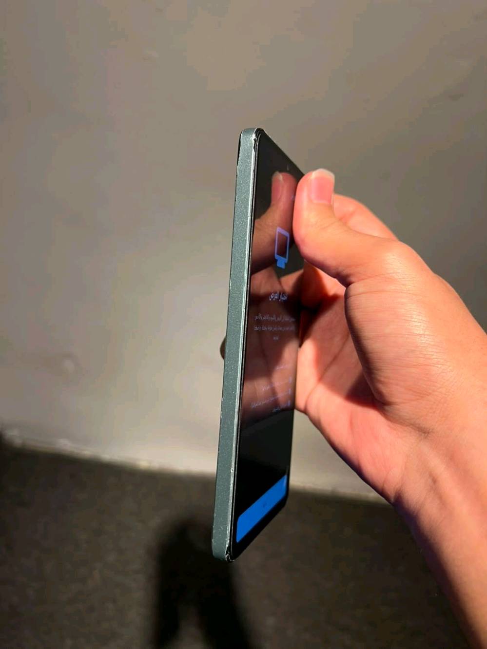 POCO F6 (512GB/12GB)

الشاشة: AMOLED 6.67 إنش، دقة 1.5K، 120Hz، سطوع 2400 nits
المعالج: Snapdragon 8s Gen 3
الذاكرة: 512GB (UFS 4.0) + 12GB RAM (LPDDR5X)
الكاميرات: خلفية 50MP OIS + واسعة 8MP / أمامية 20MP (فيديو 4K)
البطارية: 5000mAh شحن 90W
إضافات: مقاومة ماء IP64، سماعات ستيريو، بصمة تحت الشاشة، IR Blaster، وزن 179غ
يجي مع الجهاز: 2 كفر إضافي

الكفر الأصلي: خدوش وتقشر واضح
عدسة الكاميرا: خدش خفيف، ما يأثر على الأداء
الشاشة: كسر بالزاوية العلوية اليمنى، اللمس والعرض طبيعي 100%
الإطار الجانبي: خدوش وتآكل بسيط عند منفذ الشحن
الهزاز: عادي مع المنبه، لا يشتغل بالألعاب
البطارية: عادية
تگدر تذكر مكانك بالضبط وين حتى المشتري يعرف منين يستلم؟: 
بغداد مدينة الصدر قطاع 43
هل الجهاز مفتوح أو متبدّل بيه أي قطعة قبل، لو كله أصلي بدون تصليح؟: 
لا 
نعم نظيف
البطارية بالعمر شكد تقريبًا؟ وهل استخدامها اليومي يطلع وياك زين لو بيه هبوط واضح؟: 
6 ساعات تصفح
السعر شكد تريد عليه؟ وبي مجال للمساومة لو نهائي؟: 
270قفل