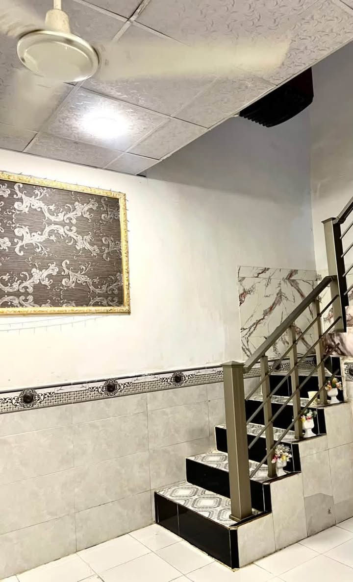 السلام عليكم 
البيت للبيع مساحة 150
بيت مرتب وجاهز للسكن ،يتكون من :
🔹غرفتين نوم
🔹حمامبن خارجي وداخلي
🔹استقبال معزول
🔹مطبخ 
📍الموقع :البراكية ،شارع علگم 
السعر :٤٥ وبي مجال قليل
للاستفسار اكثر الاتصال على الرقم ***********
