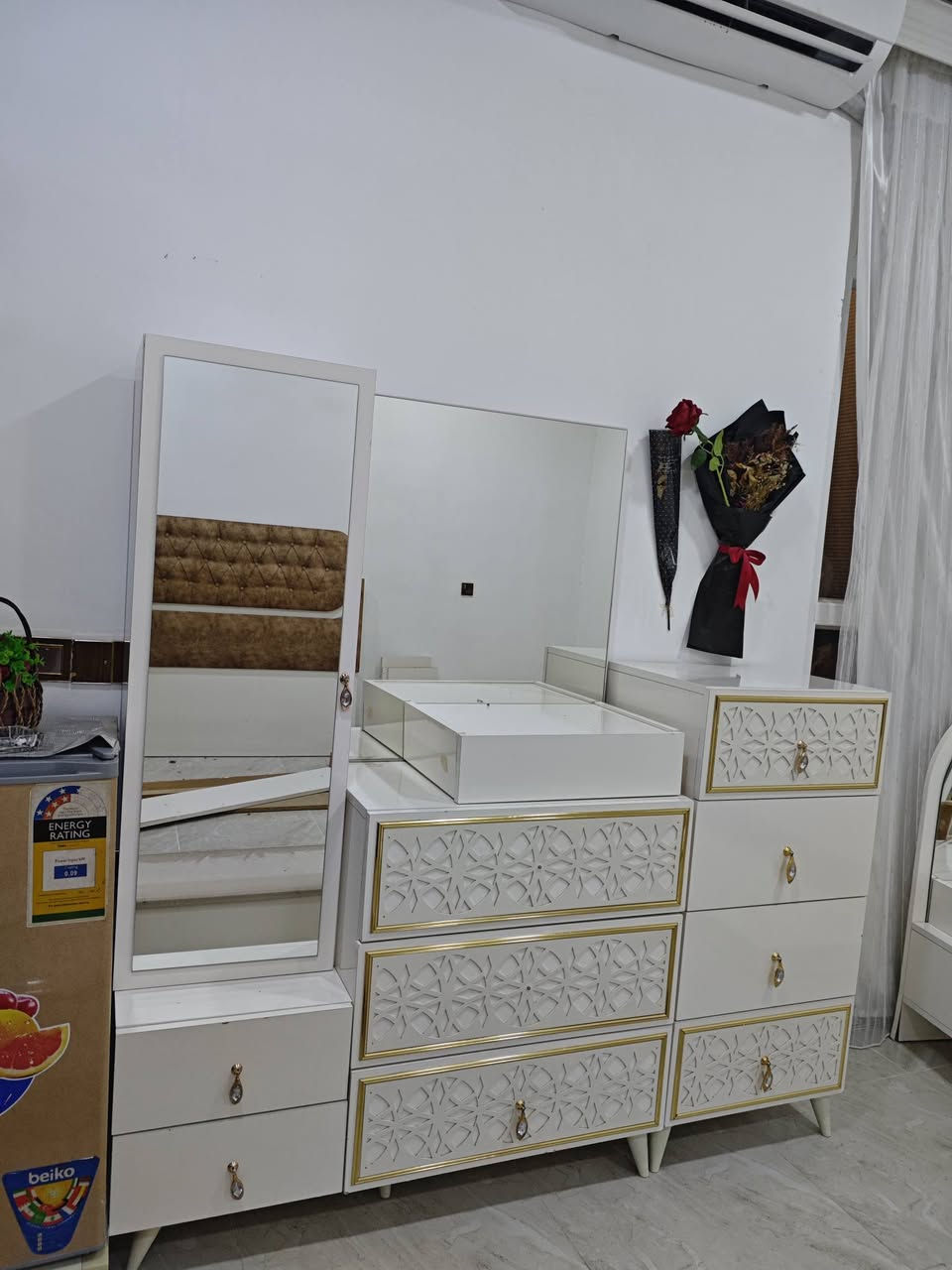 السلام عليكم غرفه مال بيت كلش نضيفه سعر 375 وبيها مجال اتصل ***********
