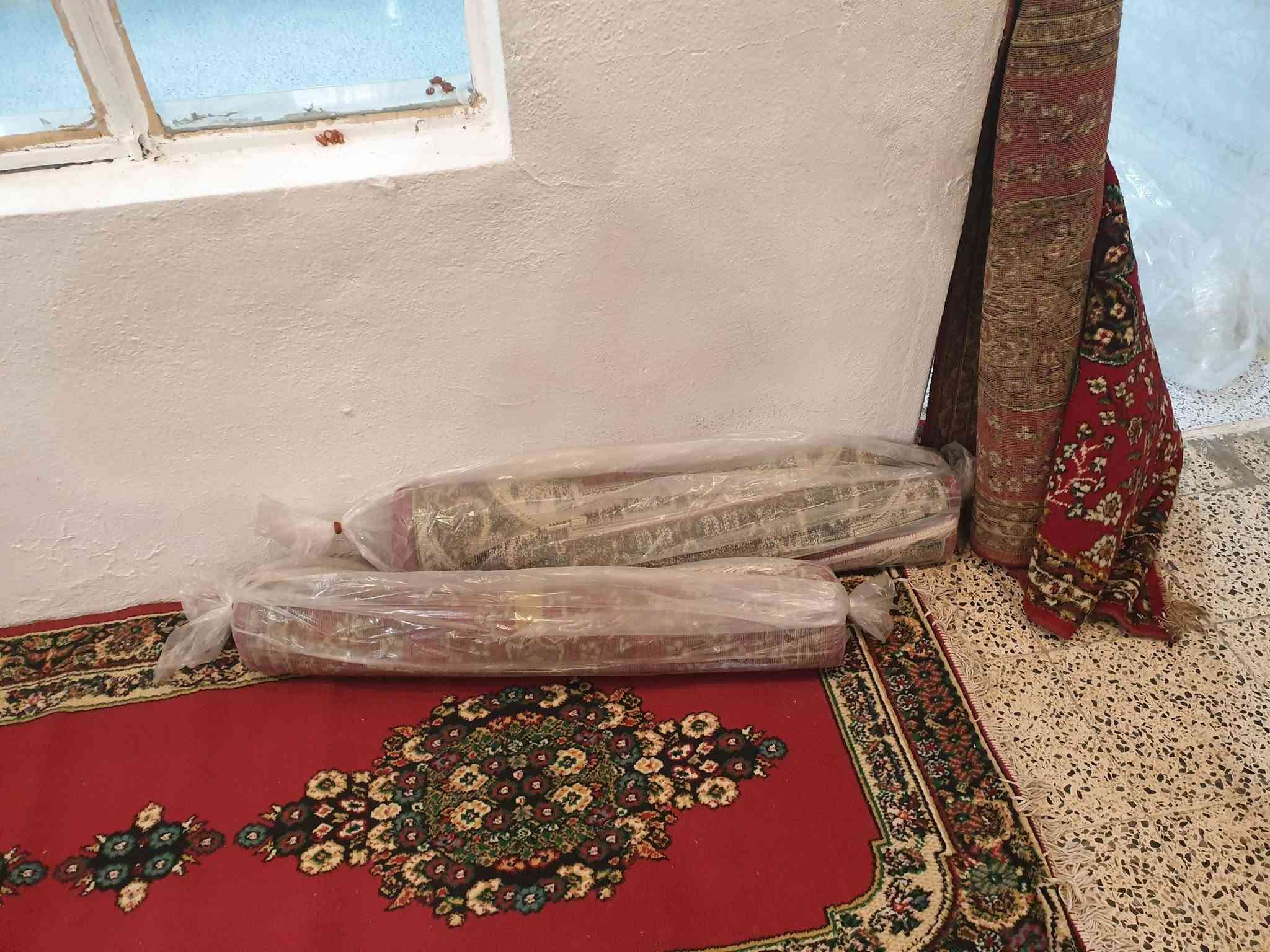 عندي سماعات مجموعتين ٣ الجوزيات ٢ الصفر وعندي مدات ٣ ومحفوره ١ وسلات ستيل ٣ وعارضه ١ وغطاء سياره  ٢ غراض مال بيت وماعندي توصيل ادفع سعر  .  حي سومر ***********
