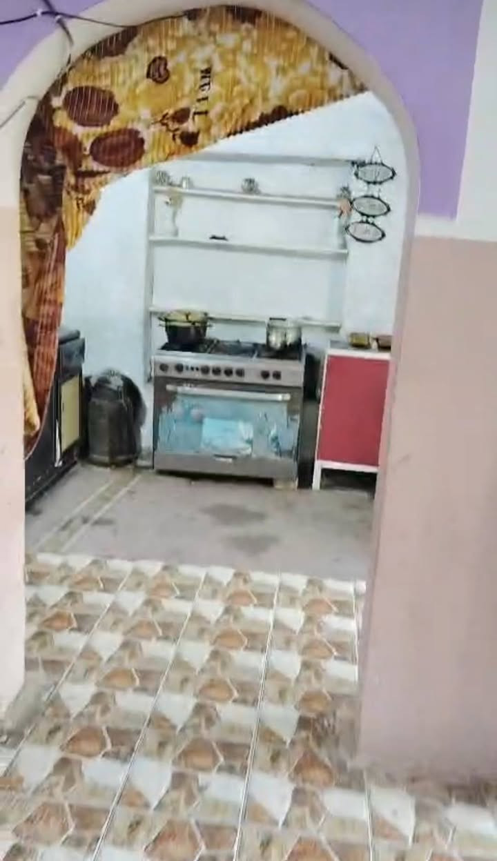 السلام عليكم بيت للبيع واقع حال بيت مرتب وجدا مناسب جاهز للسكن نوع الجنس اصلاح كافة الضمانات 2غرفه نوم صاله مطبخ صحيات خارجيه وحديقه كبيره حي الحسين قريب حي الاصدقاء مساحه 390. السعر 29وبي مجال للاستفسار اكثر ***********
