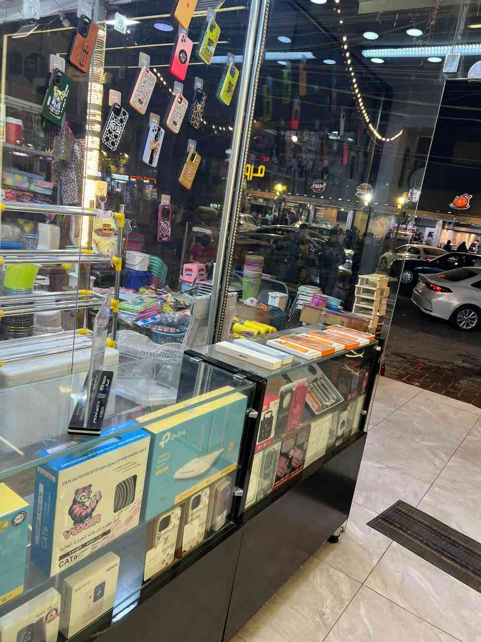 بسم الله الرحمان الرحيم 

محل تلفونات للبيع اسم المحل سنتر أبو الجود للموبايل
لمحل كدامكم متعوب عليه وعلى ديكوره ويحتوي على 10 ڤاترينات للاكسسوارات كلهن صاج وتفصال مسويهن 
ومكان المحل تجاري شارع المسبح مقابل مطعم مروان ابو الفلافل بلضبط ومصروف ع محل هواي حتى سيراميك مسويله 
المحل كامل للبيع سبلت و اكسسوار وبراد ومنضومه كامرات تحتوي على 4 كامرات وشاشه كامرات وجام مسوي وبروڤايل موضح بلصوره وعده كامله مكمله للصيانه شرط اصليه وجديده وابو الصيانه يعرفهن ولمحل خير من الله بس سبب لبيع راح اسافر ومحتاج فلوسه للتواصل على الرقم او واتساب ***********
للعلم أيجار المحل 500 ولمحل جبير ماشاء الله
