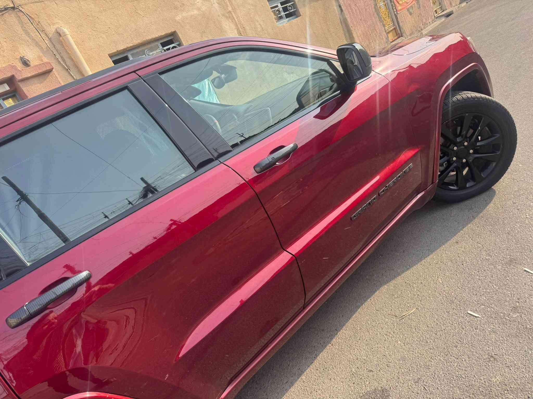 🚙 للبيع جيب بلاك توب 2018
✅ حادث خلفي سابق كما موضح بالصور�✅ مبدل بنيد وجاملغ أمامي بقطع أصلية�✅ السيارة بحالة جيدة والفحص خير دليل�✅ جميع التفاصيل موضحة بالصور
💰  السعر: 180 ورقة وبيها مجال
📍 الموقع: البصرة
📞 للتواصل: ***********
ملاحظة: السيارة فيها حادث سابق من الخلف وتم إصلاحها

نص مكتوب في الصور:
- 6:49 en.bidfax.info Jeep Grand Cherokee Laredo 2018 Burgundy 3.6L 6 vin: 1C4RJEAG9JC300441 Bidfax.info Final bid: $19400 Auction: Copart SOLD Lot number: 36997558 Date of sale: 04.12.2018 Year: 2018 VIN: 1C4RJEAG9JC300441 Condition: Runs And Drives 3