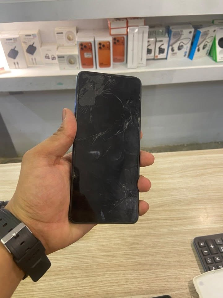 سلام عليكم انفنكس هوت 40 بلادي ممفتوح بس شاشه مكسوره 140بي   ذاكره 256مجال أو مراوسه بوكو X4برو  ***********
