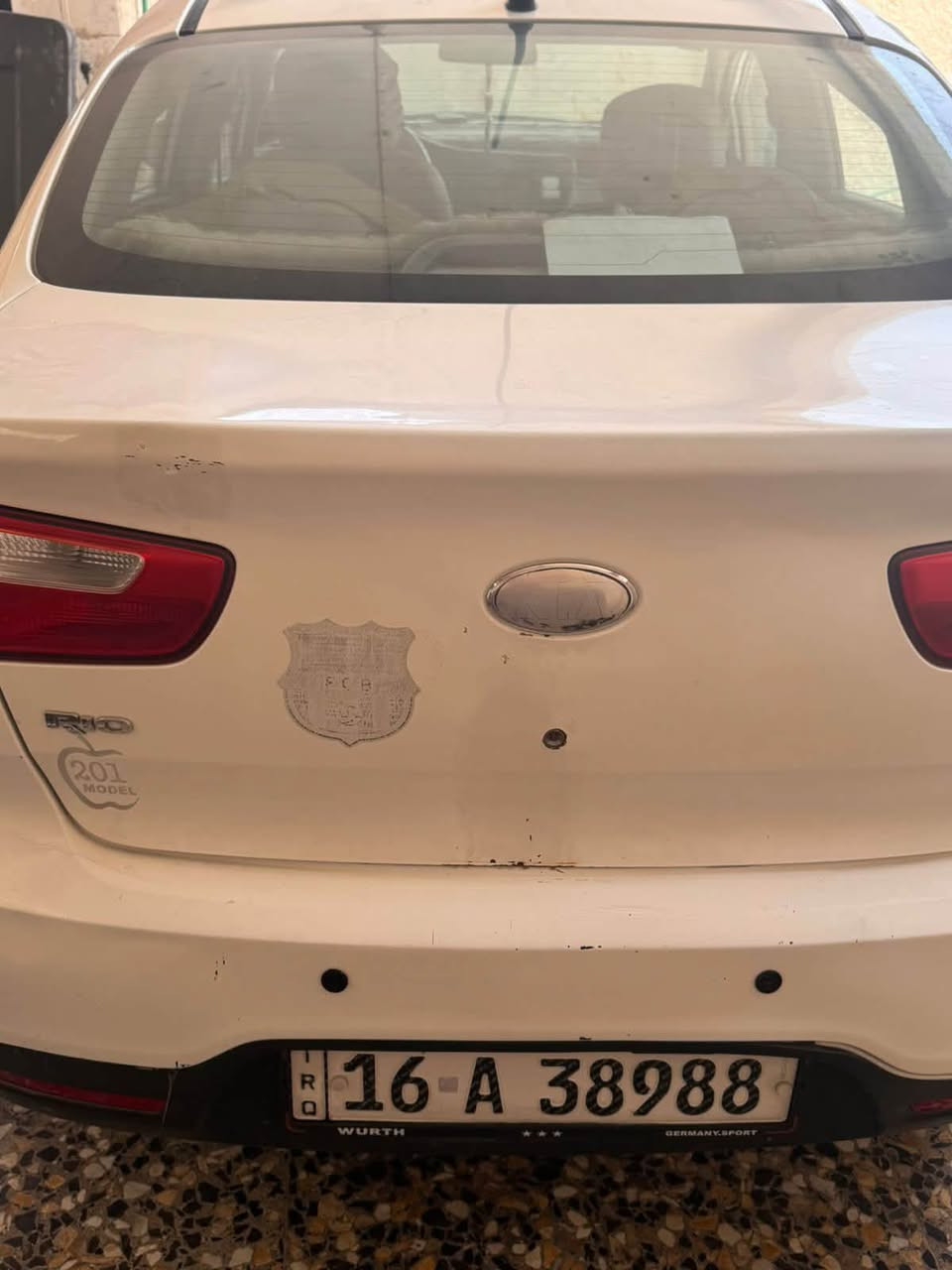 كيا ريو ٢٠١٣ 
ما مبدل ولا مفتوح اي شي بيها مكفوله محرك ومكينه 
اوتامتيك بيها فقط ضربه بسيطه بالباب الخلفي ع الجهه اليمنى 
تبريد فوول لون ابيض نظيفه من الداخل  سعرها ٧٥ وبيها مجال 
باقي التفاصيل ***********
