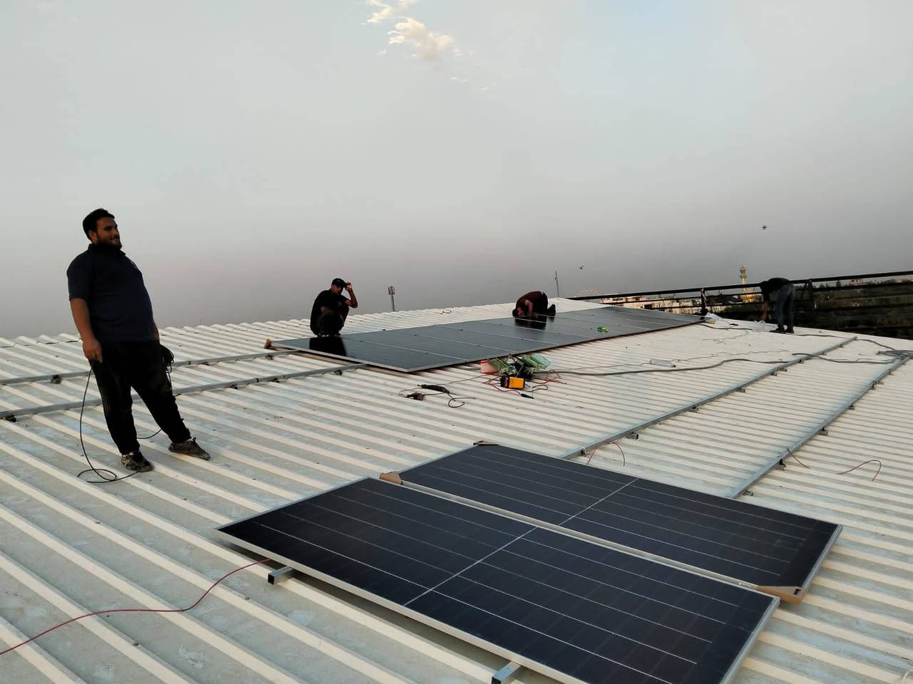 ☀️⚡ إنجاز جديد… بقدرة استثنائية من شركة النور الهندسية للطاقة الشمسية     ⚡☀️
💥 60 أمبير نهاري + 32 أمبير ليلي 💥
مو مجرد منظومة… حل متكامل لتجهيز الأحمال الكبيرة!
بفضل الله وتوفيقه، تم إنجاز وتنصيب منظومة طاقة شمسية متكاملة في:
📍 محافظة كركوك – إحدى قاعات المناسبات
وبقدرة تشغيلية تصل إلى:
🔋 60 أمبير نهاري
🌙 32 أمبير ليلي
⚡ منظومة صُممت لتلبية احتياجات الأحمال العالية وتوفير تجهيز مستقر وكفاءة تشغيل عالية، لتكون الطاقة الشمسية خياراً عملياً وموثوقاً للمشاريع والقاعات والمواقع ذات الاستهلاك المرتفع.
🔥 إذا كان مشروعك يحتاج طاقة… نحن نوفر لك الحل!
☀️ منظومات طاقة شمسية للمنازل والمشاريع
🔋 ألواح شمسية وإنفيرترات وبطاريات
❄️ سبلتات إنفيرتر مخصصة للعمل مع منظومات الطاقة الشمسية
📹 كاميرات مراقبة وأنظمة حماية وأمان
🛠️ صيانة ودعم فني متخصص
💳 والتقسيط أسهل!
نظام تقسيط مريح متوفر لحاملي كي كارد الرافدين.
⭐ لماذا شركة النور الهندسية؟
▪️ خبرة أكثر من 5 سنوات
▪️ دراسة وتنفيذ بإشراف هندسي متخصص
▪️ مواد ومعدات ذات جودة عالية
▪️ تنفيذ منظومات للأحمال المختلفة
▪️ حلول متكاملة للمنازل والمحال والمكاتب والمشاريع
▪️ صيانة ودعم فني مستمر
▪️ عروض وأسعار خاصة
🎯 في شركة النور الهندسية للطاقة الشمسية — لا نركّب فقط… بل نُتقن العمل.
☀️ منظومتك أكبر؟ حملك أعلى؟
خلِّ الحل علينا. ⚡🔋
📍 صلاح الدين – الشرقاط – سيدين – قرية الحورية – قرب محطة الأرجوان
📞 ***********
📞 ***********
☀️🔋📹 شركة النور الهندسية للطاقة الشمسية
طاقة شمسية… تبريد… حماية… وحلول متكاملة تحت سقف واحد.
#شركة_النور_الهندسية
#الطاقة_الشمسية
#كركوك
#منظومات_طاقة_شمسية
#60_أمبير
#طاقة_شمسية_للمشاريع

نص مكتوب في الصور:
- AL NOOR Company For Solar Energy
- شركة النور الهندسية AL NOOR ENGINEERING COMPANY AL NOOR Company For Solar Energy تتقدم .. مصدر قوتنا تبريد مثالي في كل الأوقات مكيفات انفرتر سبيليت KANION Take Take home توفير عالي للطاقة بفضل تقنية الانفرتر تبريد سريع وقوي حتى في أجواء الصيف القاسية تشغيل هادئ راحة وهدوء في منزلك جودة عالية وموثوقية تدوم طويلا منافسة قوية للاستفسار وطلب الخدمة *********** / *********** صلاح الدين الشرقاط الحورية قرب محطة الاجوان استثمر الشمس