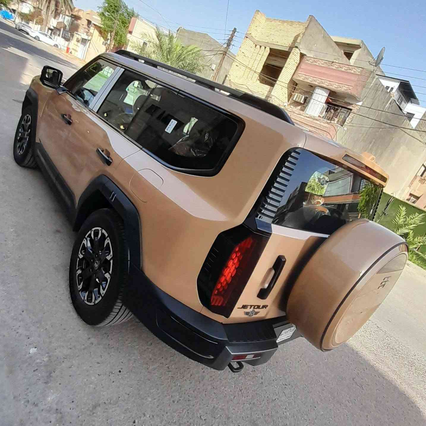 للبيع جيتور G700 بريميوم 2027
رقم بغداد 
لون السيارة الصحراوي المرغوب 

لون الداخل برتقالي 

الممشى: زيرو 0

المواصفات 

نوع المحرك: بلكن  PHEV

2.0 تيربو 4 سلندر مع محركين كهربائيين

قوة النظام تصل إلى 904 حصان

الدفع: رباعي 4WD

عدد المقاعد: 6

مكفولة وقيد الضمان

- عزم النظام 1135 نيوتن متر

- تسارع من 0 إلى 100 كم/ساعة خلال 4.6 ثانية

- بطارية فوسفات حديد الليثيوم

- محركان كهربائيان أمامي وخلفي

- هيكل شاصي مستقل Body-on-Frame

- تعليق هوائي وتحكم بالركوب حسب التجهيز

- خلوص أرضي 230 ملم مع تحكم بالاتفاع والانخفاض

- قدرة خوض بالماء تصل إلى 900 ملم

- زاوية اقتراب 35 درجة

- زاوية مغادرة 28 درجة

- قدرة سحب تصل إلى 2500 كغم

- خزان وقود 100 لتر

الراحة والفخامة:

- مقاعد متعددة الوظائف

- مقاعد 4 مساج

- مقاعد تدفئة وتبريد حسب التجهيز

- مقاعد أمامية مريحة مع مساند للساقين

- مقصورة واسعة من 6 مقاعد

- نظام صوت فاخر

- شاشة وأنظمة ترفيه متطورة

- كاميرات 540 درجة

- أنظمة مساعدة السائق والرادار

- مثبت سرعة متكيف

- مراقبة النقطة العمياء

- تحذير التصادم الخلفي

- مساعد تغيير المسار

- مساعد الحفاظ على المسار

- نظام مساعدة قيادة 

- مساعد الازدحام المروري

- مثبت سرعه ذكي 
- ضمان مليون كيلو متر او 10 سنوات من شركة هارلم 

- رقم التليفون ***********
