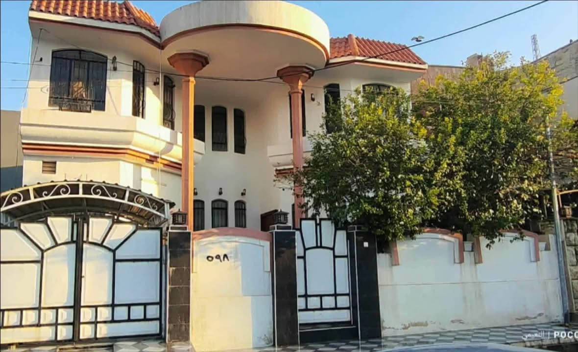 دار للبيع 
في حي الكفاءت الثانيه
مساحه ٣٠٠ متر واجها ١٢  صالح للسكن 
يتكون من طابقين مع خدمات بالطابقين 
الاول ٣ غرف نوم مع مطبخ واستقبال وهول 
للاستفسار مراجعه المكتب او الاتصال بنا 
*********** /***********
