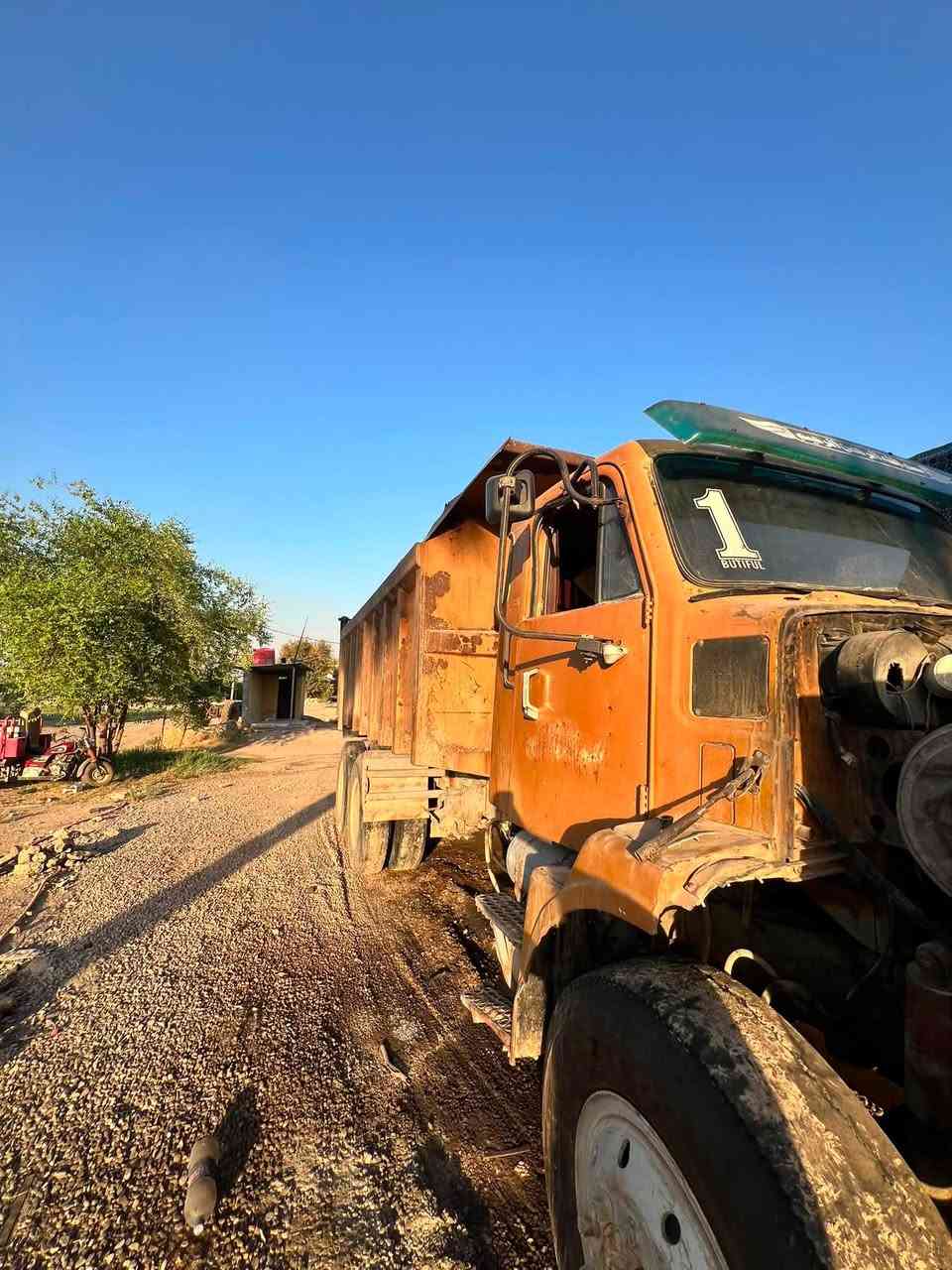 لوري فالفو ابو زلوف  موديل ٨٢ رايعه موجود يحول من أهالي الصويره الستفسار عله الرقم ***********
