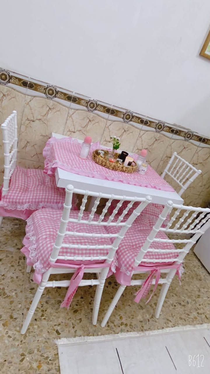 ميز طعام عظم عاج اربع كراسي 
ب٧٠ الف وبي مجال 
للتواصل ***********

نص مكتوب في الصور:
- B612