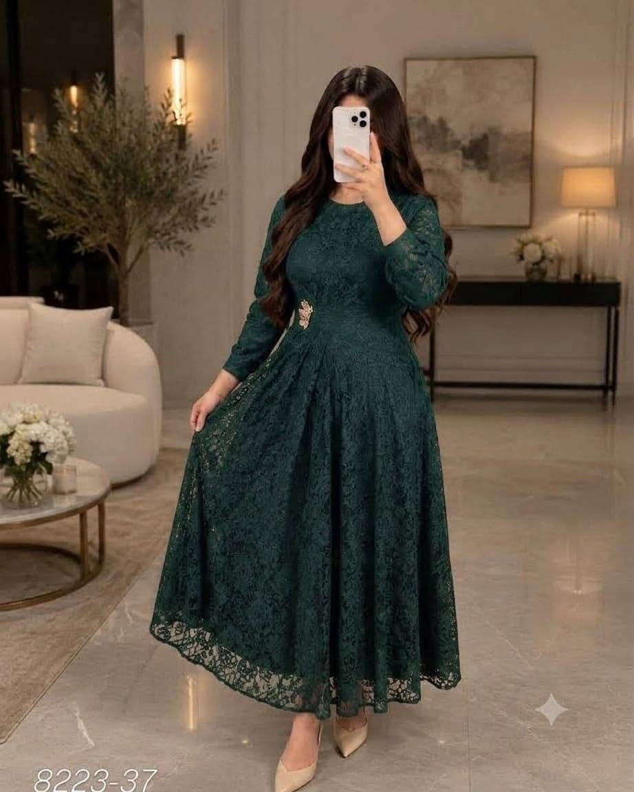 فستان مناسبات كيبور 😍
للحجز ***********
السعر ٣٧ الف
  نوع الخامه كيبور مبطن تركي 
المقاسات   38-40-42-44-46-48
لمسة

نص مكتوب في الصور:
- 8223-37