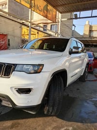 جيب شيروكي  مودل2017 سياره ماشيه 120الف كيلو سياره نظيفه حلوه محرك3.6ة...