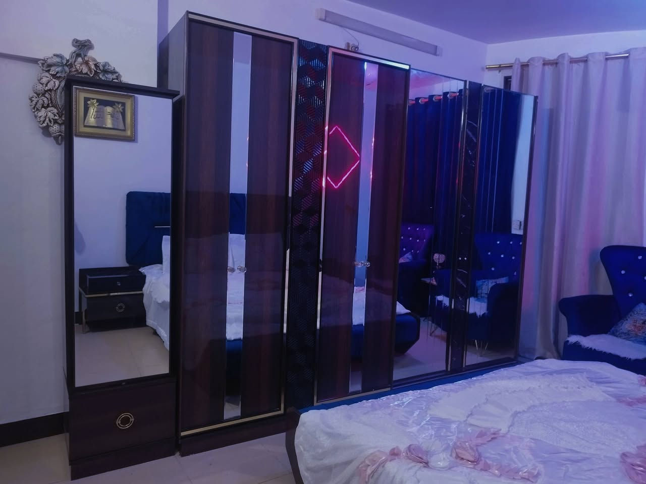 غرفه تركيه نضافته 100/100مابيه اي ضرر مودرن خشب درجه اولى هيه وتخم مالته  مكانه بغداد   استفسار على رقم التليفون ***********
