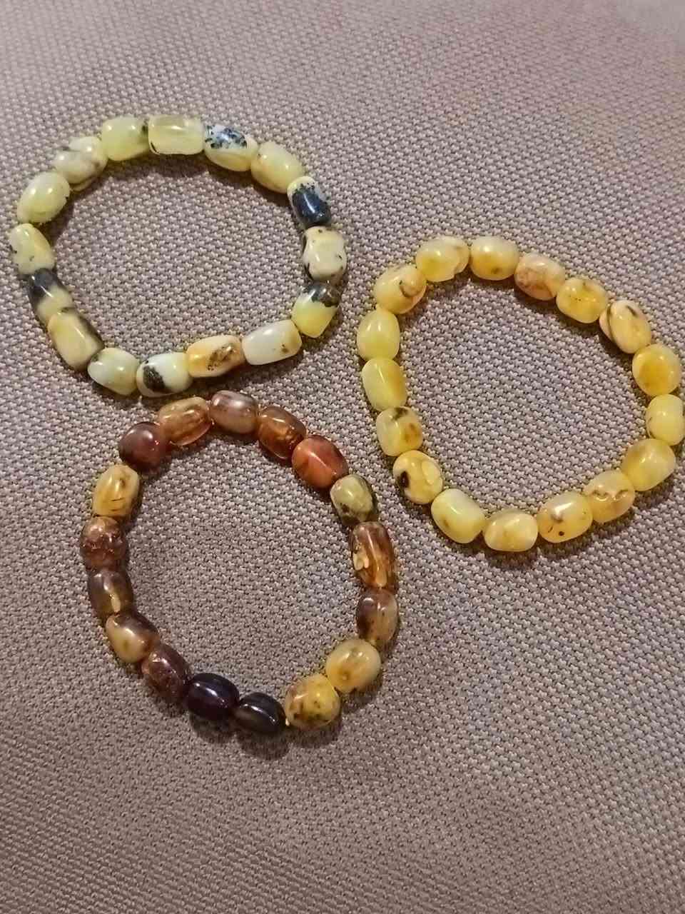 سوارات حجر كهرب بولوني وزن القطعه 11 غم حجر طبيعي بسعر 50 الف واصل بغداد والمحافظات ***********

