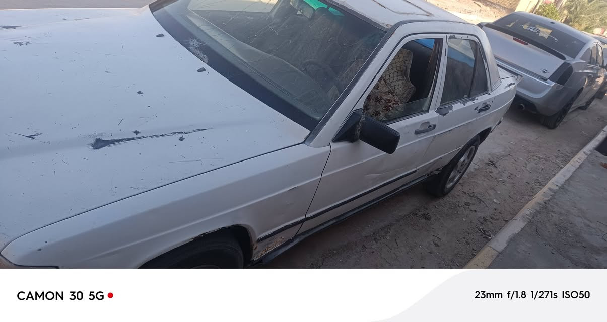 مارسدس ماندل راعيها بس سنويه السعر مليون وبيها مجال مكينه ونجي نضيفه حيل ونايمه بس بك ماترجع سياره وين ماتريد طلع بيها المكان الدوايه***********
